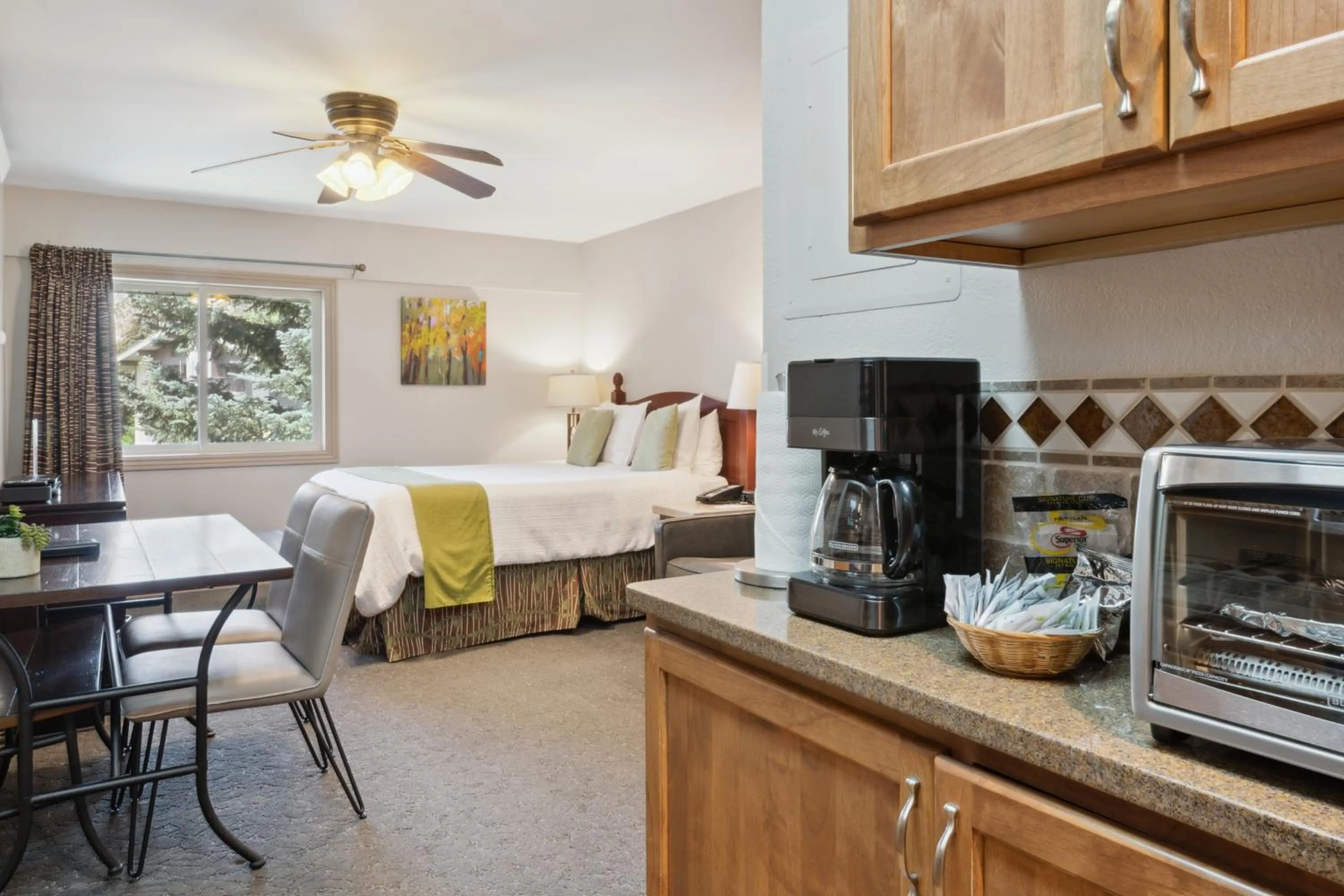 Photo of the whole room, Bed in Falcon Point