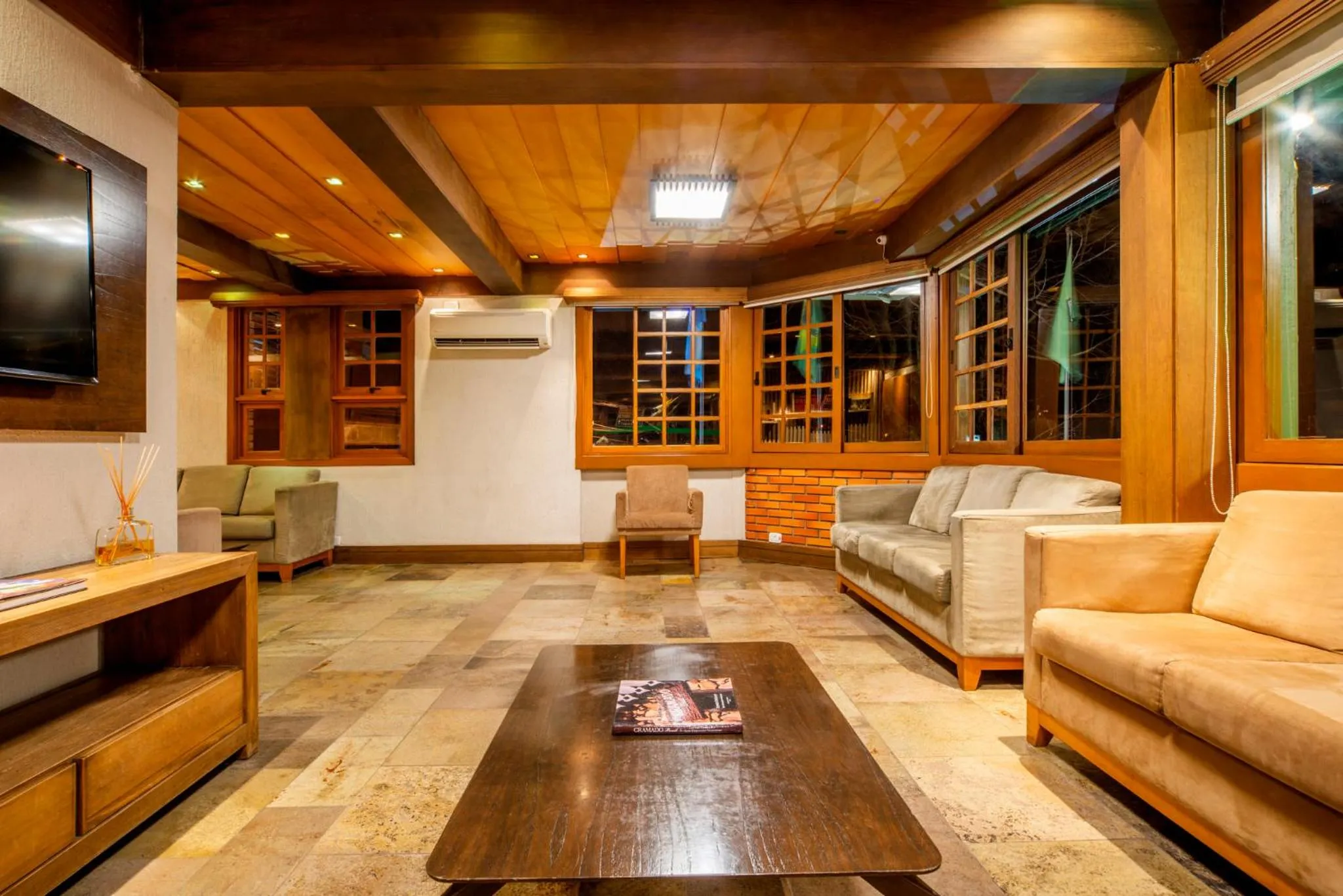 Communal lounge/ TV room in Hotel Laghetto Gramado