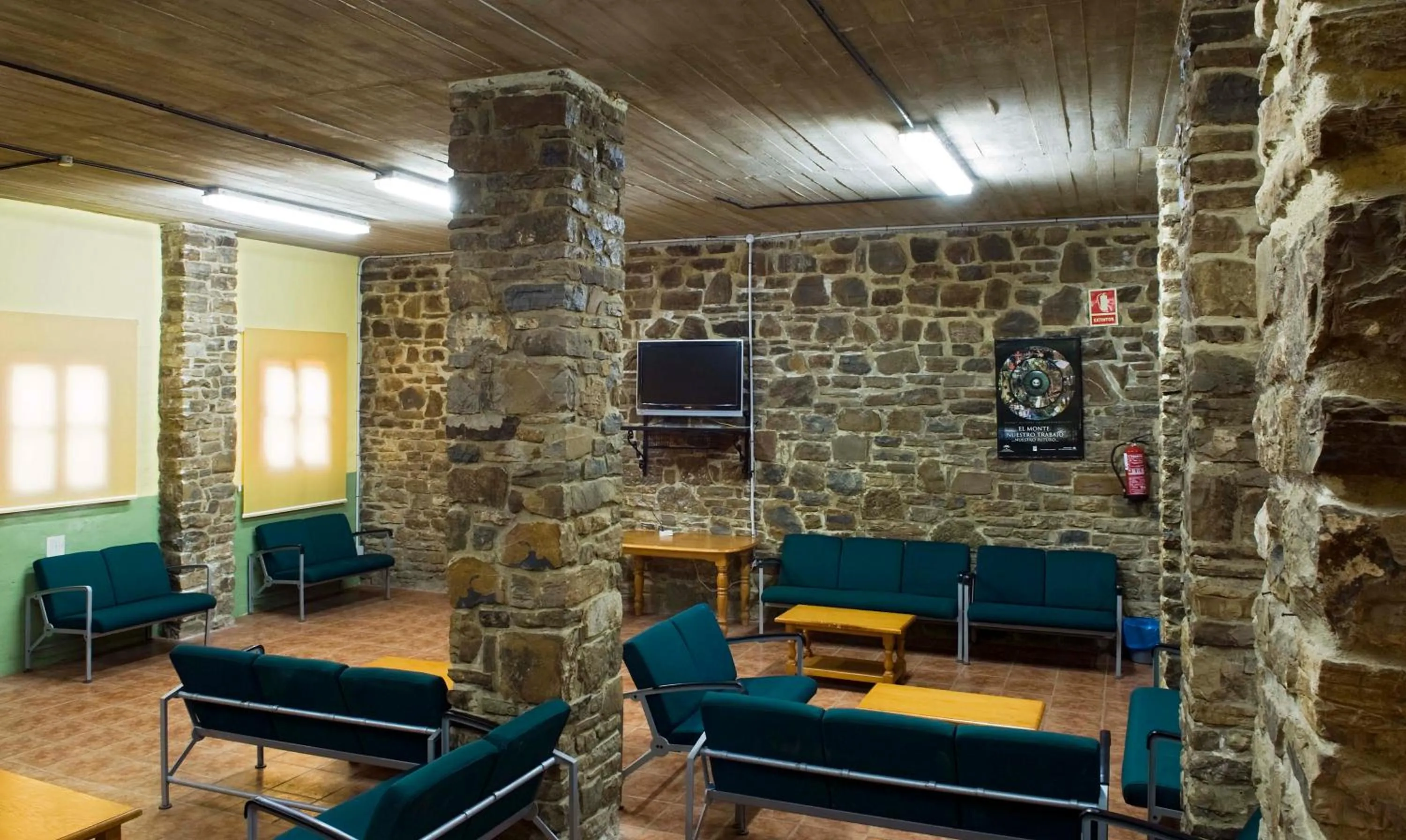 Communal lounge/ TV room in Albergue Inturjoven Cortes De La Frontera