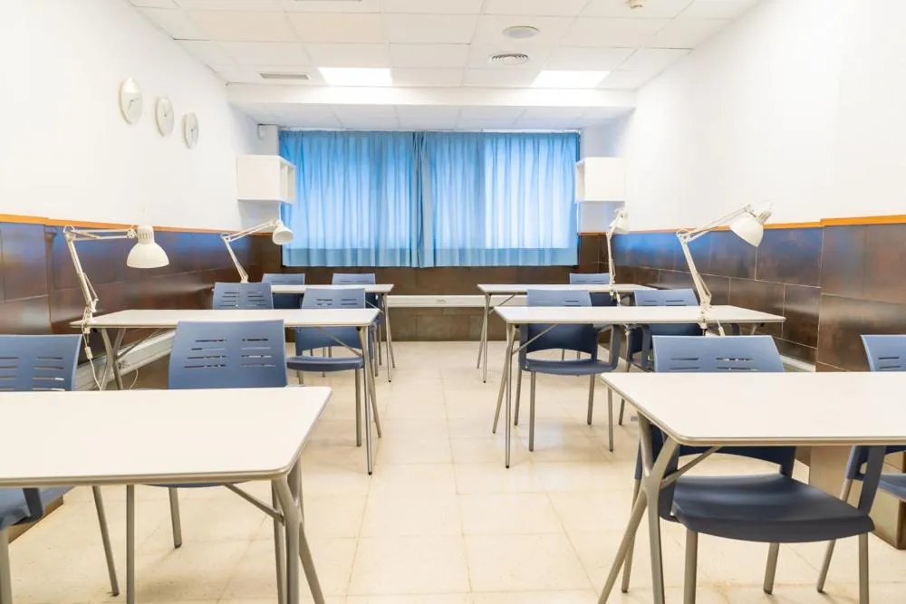 Seating area in Albergue Inturjoven Sevilla