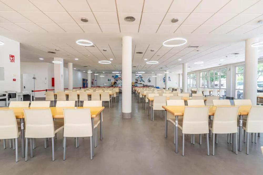 Dining area in Albergue Inturjoven Sevilla