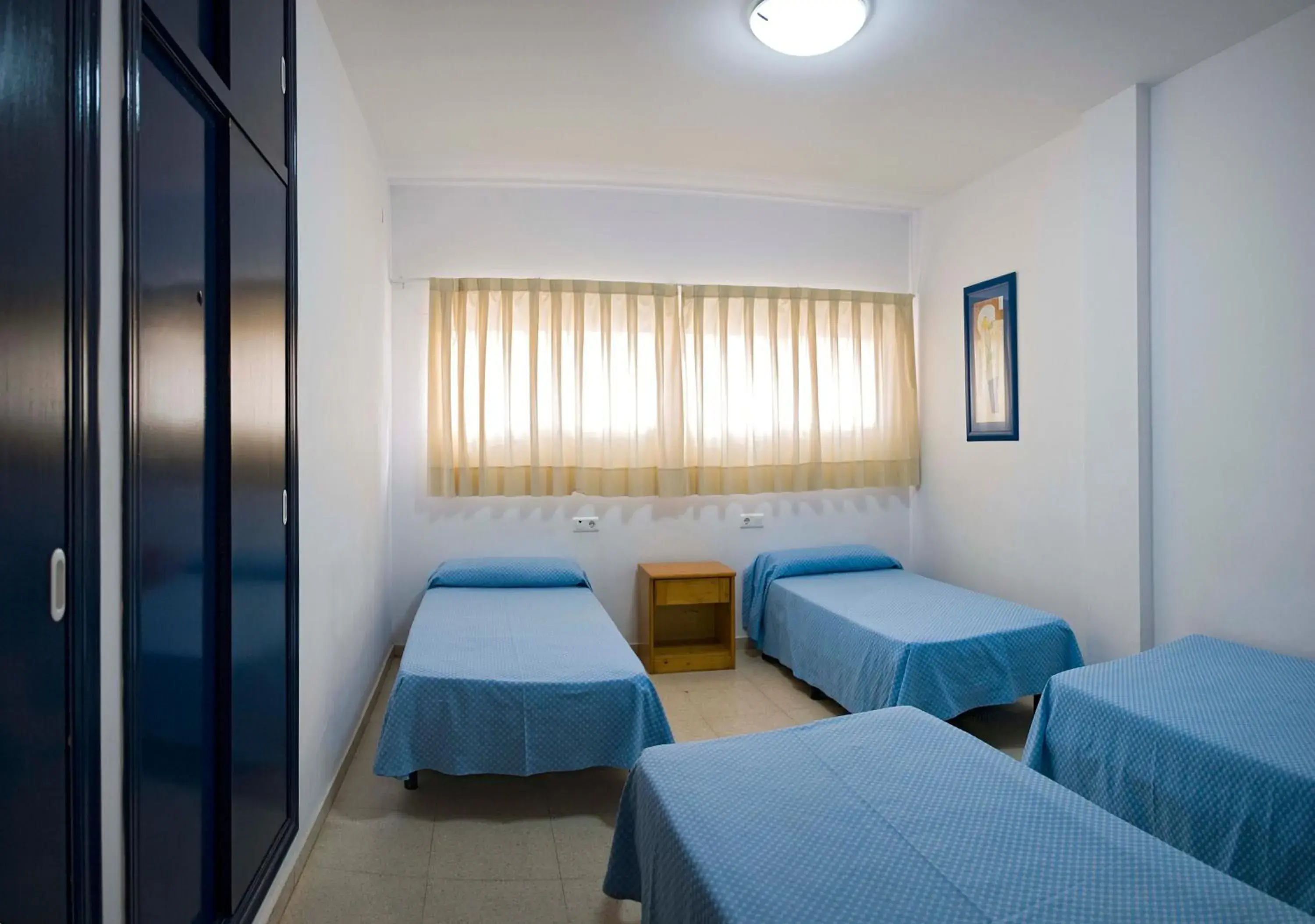 Quadruple Room with Bathroom in Albergue Inturjoven Sevilla Quadruple Room with Bathroom in Albergue Inturjoven Sevilla