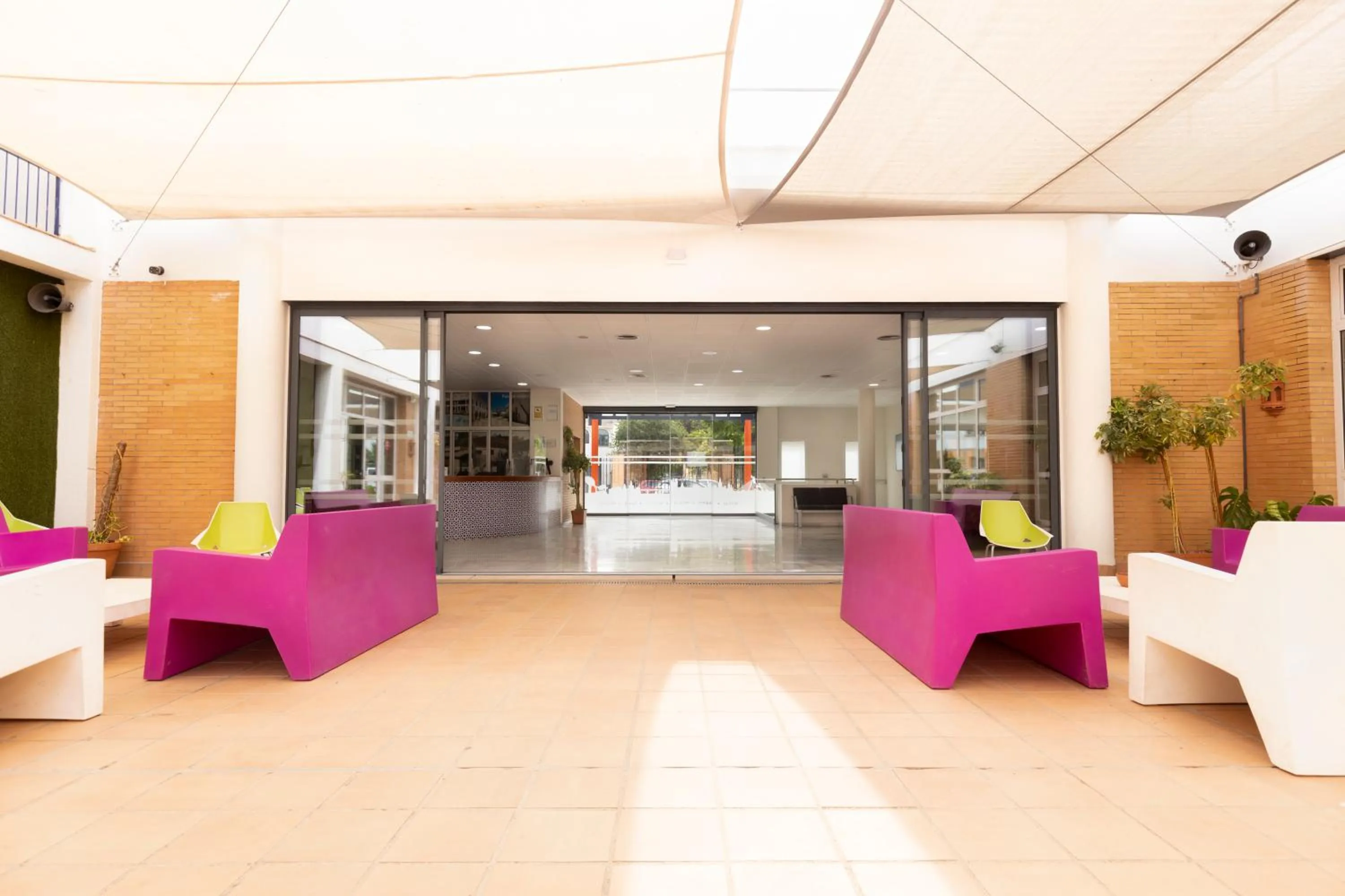 Seating area in Albergue Inturjoven Sevilla