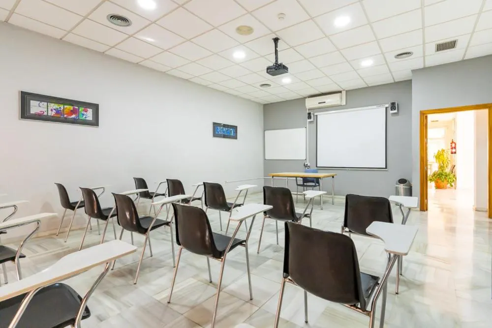 Seating area in Albergue Inturjoven Sevilla