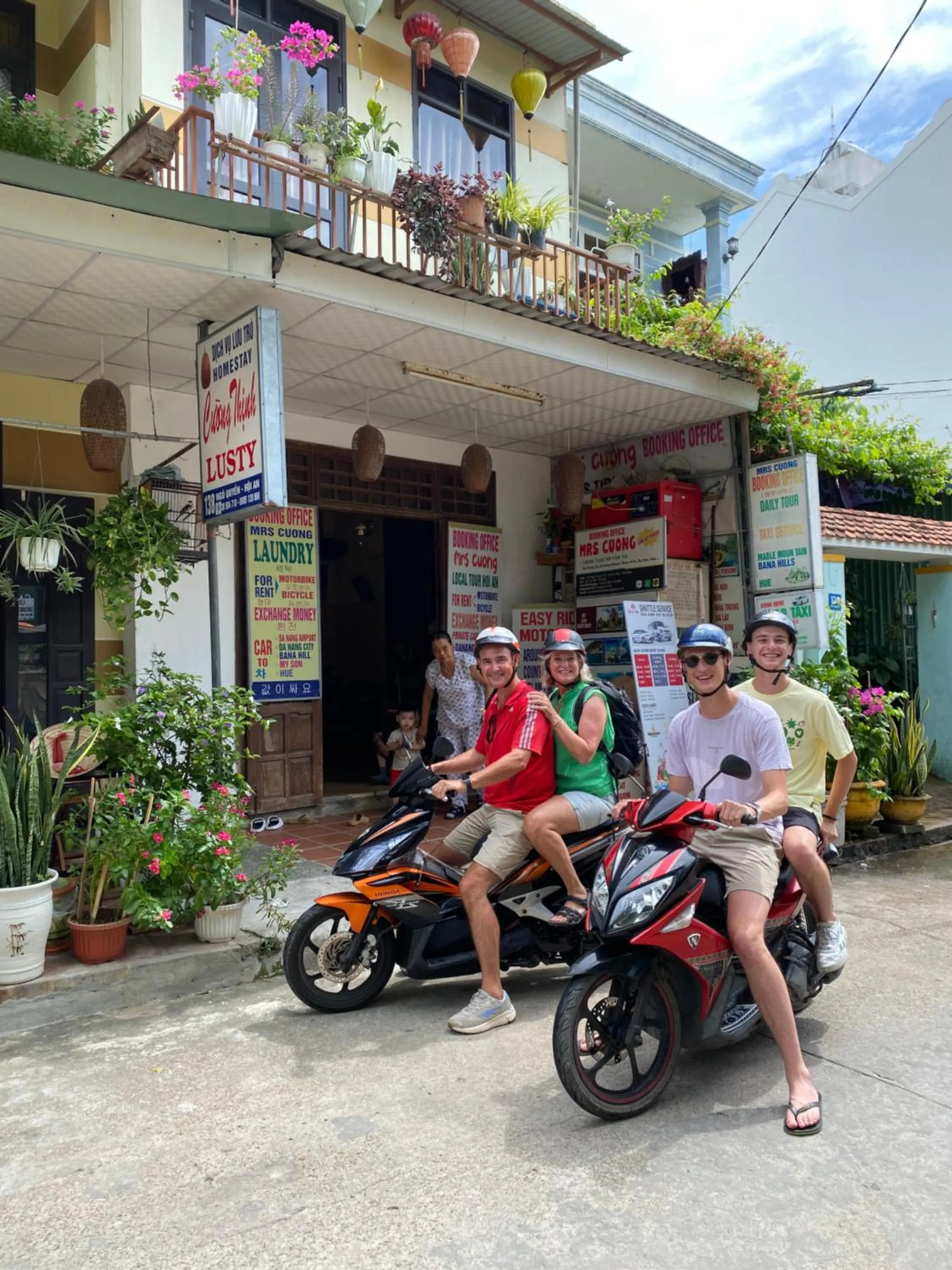group of guests in Cuong Thinh Homestay