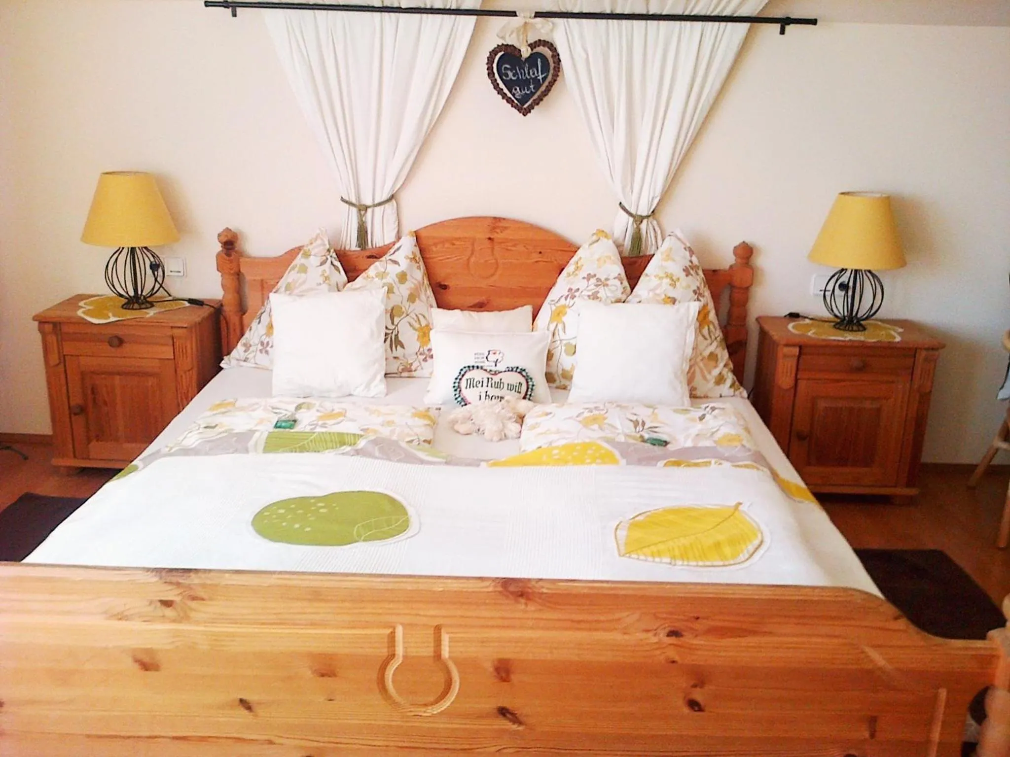 Bed in FerienAppartments Landhaus FühlDichWohl