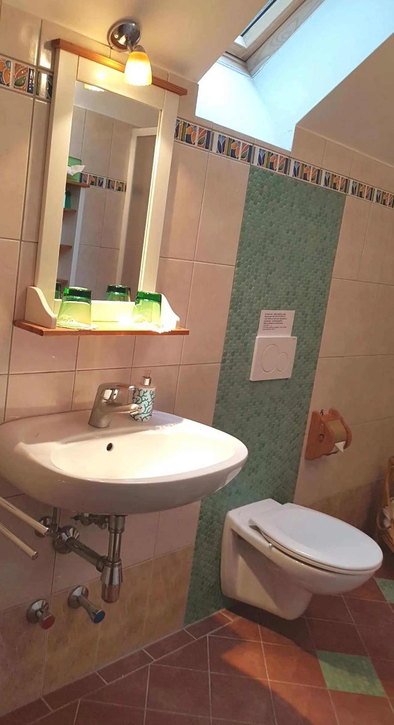 Toilet in FerienAppartments Landhaus FühlDichWohl