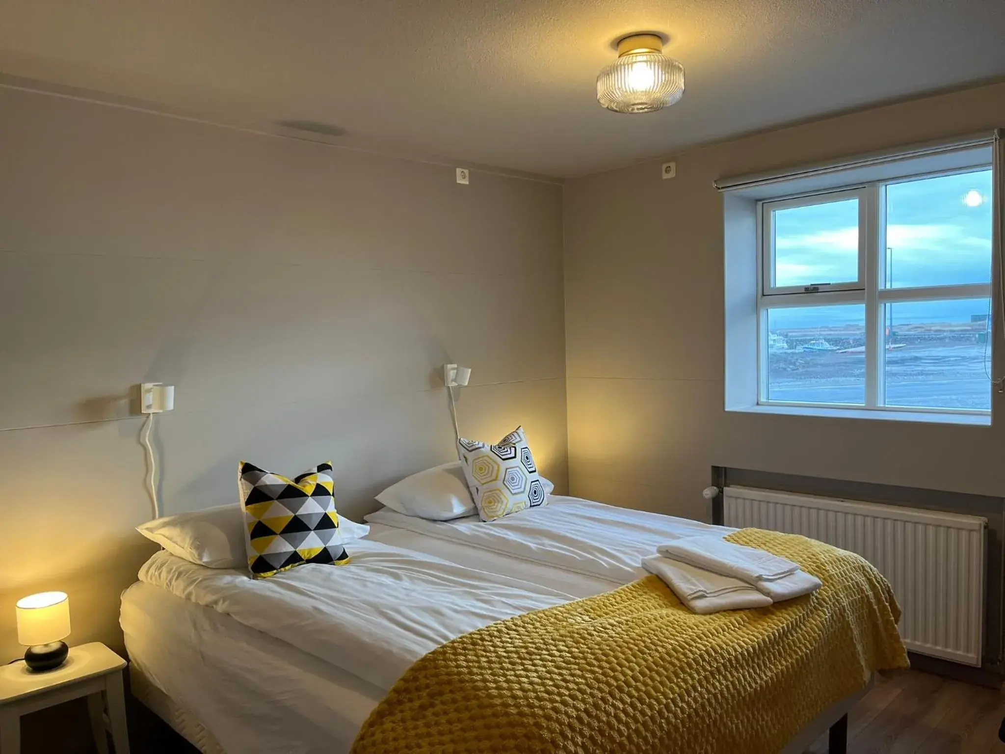Economy Twin Room with Shared Bathroom in Guesthouse Hvammur by the Harbour Economy Twin Room with Shared Bathroom in Guesthouse Hvammur by the Harbour