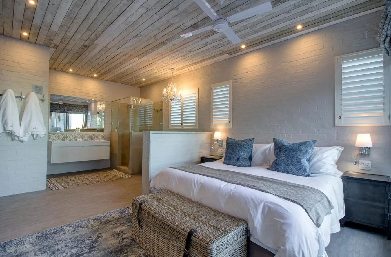 Bathroom, Bed in The Quarter Deck