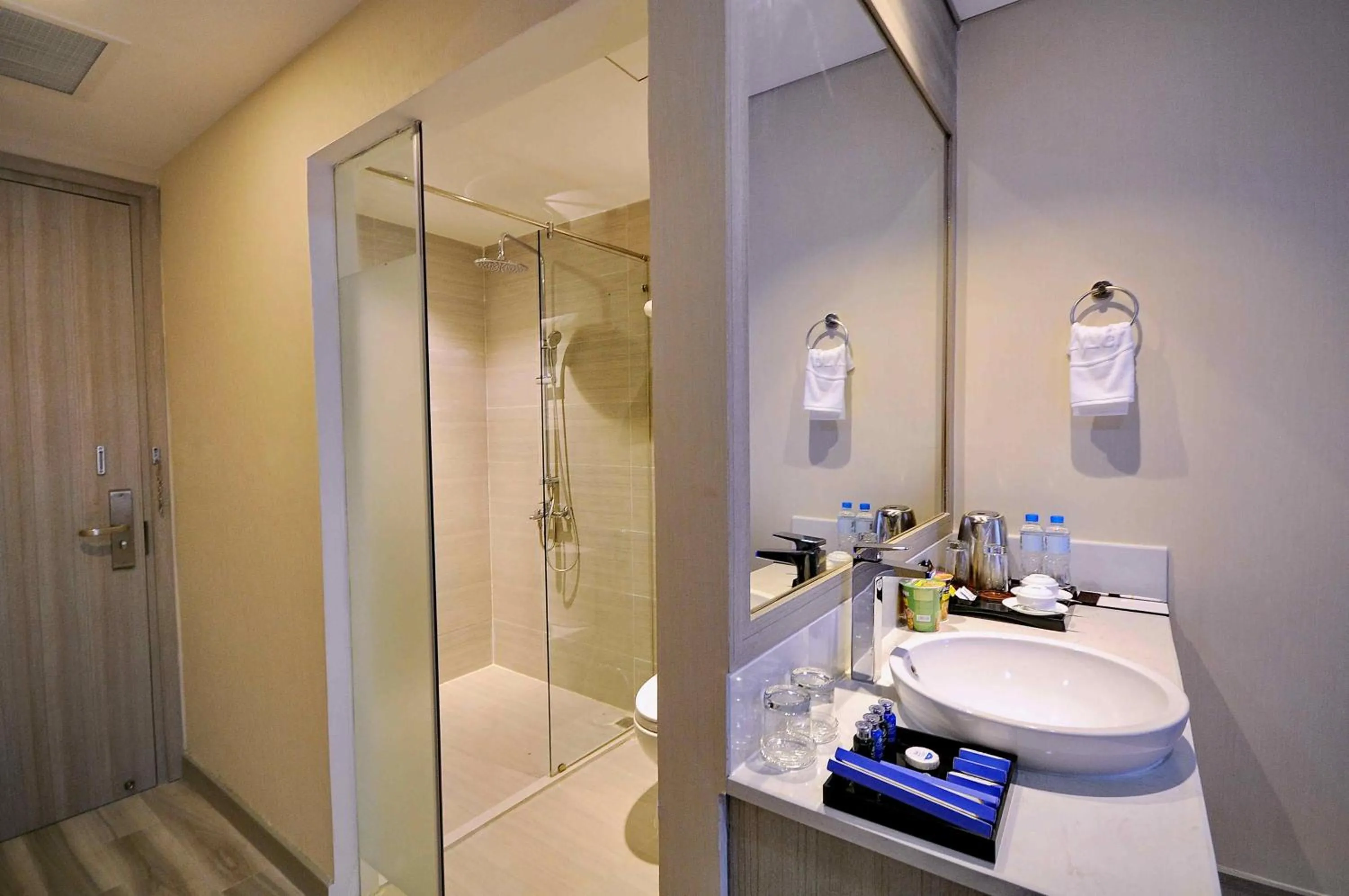 Shower in The MCR Luxury Nha Trang