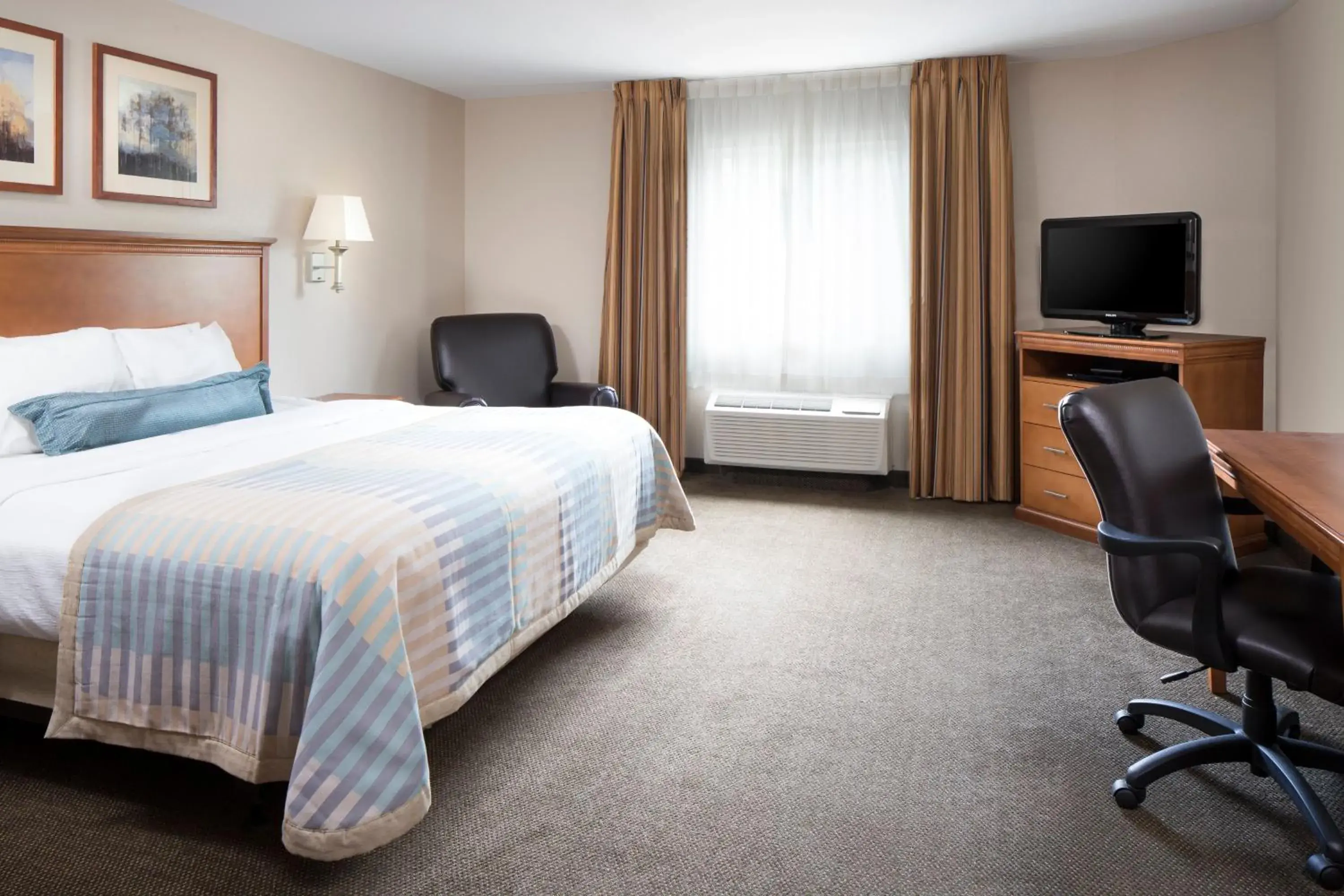 Photo of the whole room, Bed in Candlewood Suites La Crosse by IHG Photo of the whole room, Bed in Candlewood Suites La Crosse by IHG