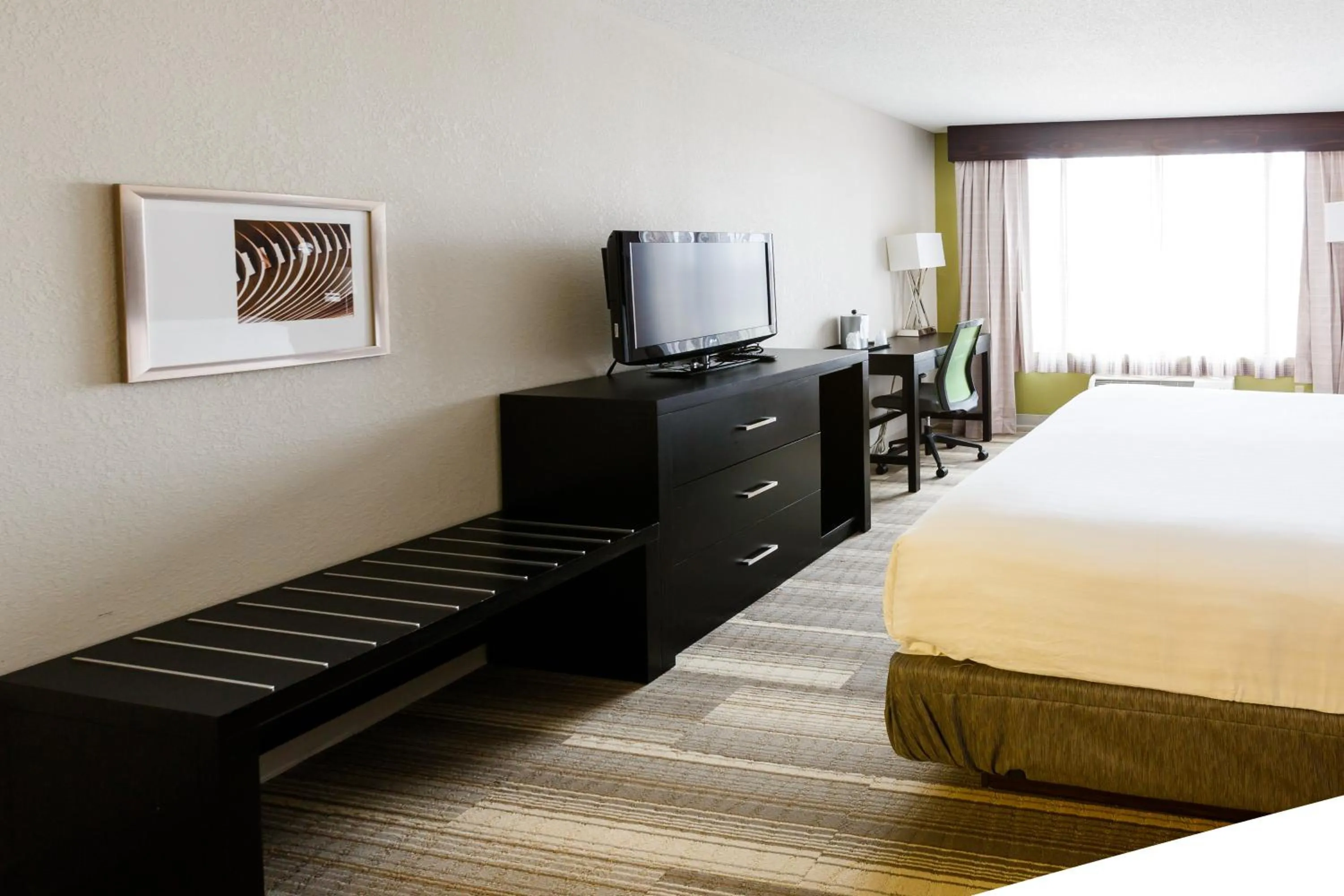 Bedroom, Bed in Holiday Inn Express & Suites Shelbyville by IHG