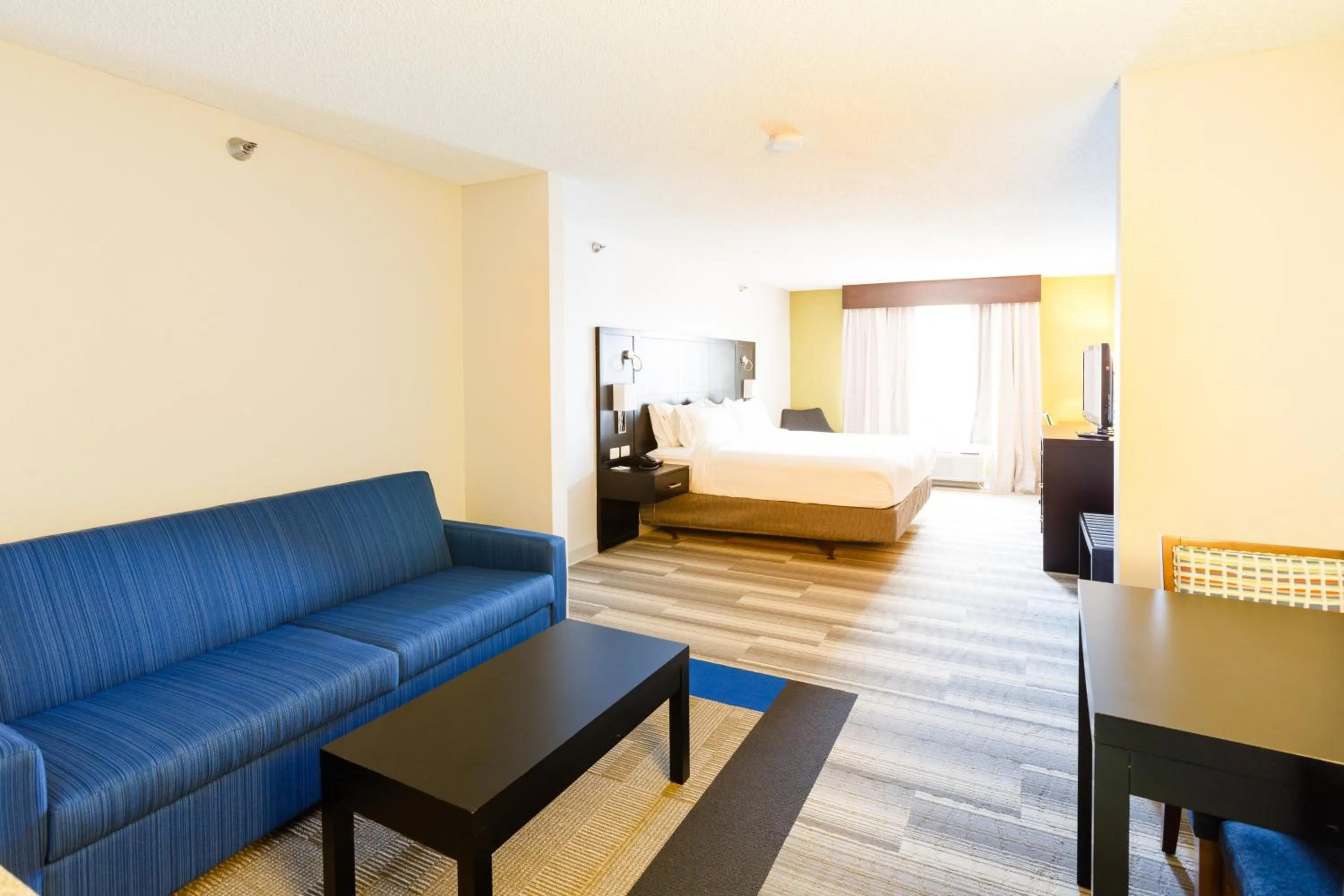 Photo of the whole room, Bed in Holiday Inn Express & Suites Shelbyville by IHG