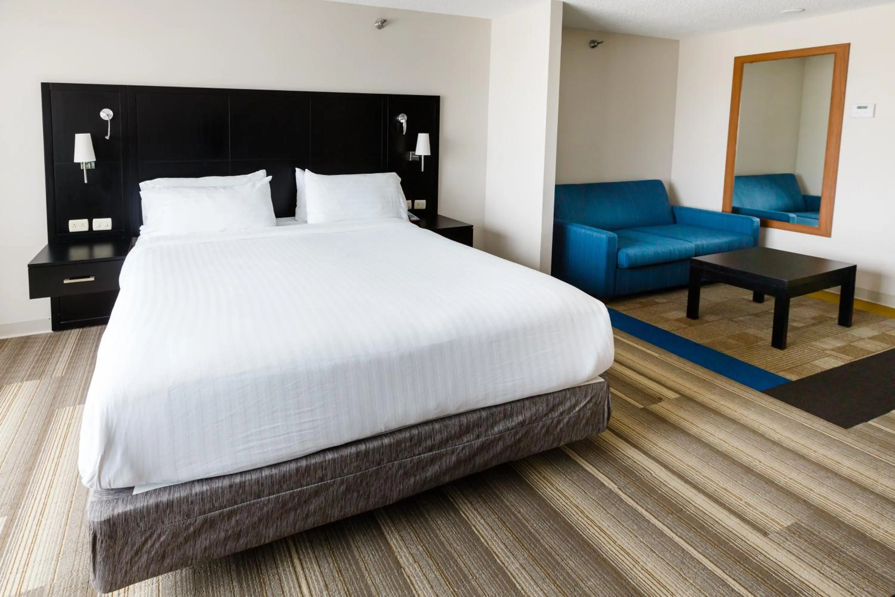 Bedroom, Bed in Holiday Inn Express & Suites Shelbyville by IHG