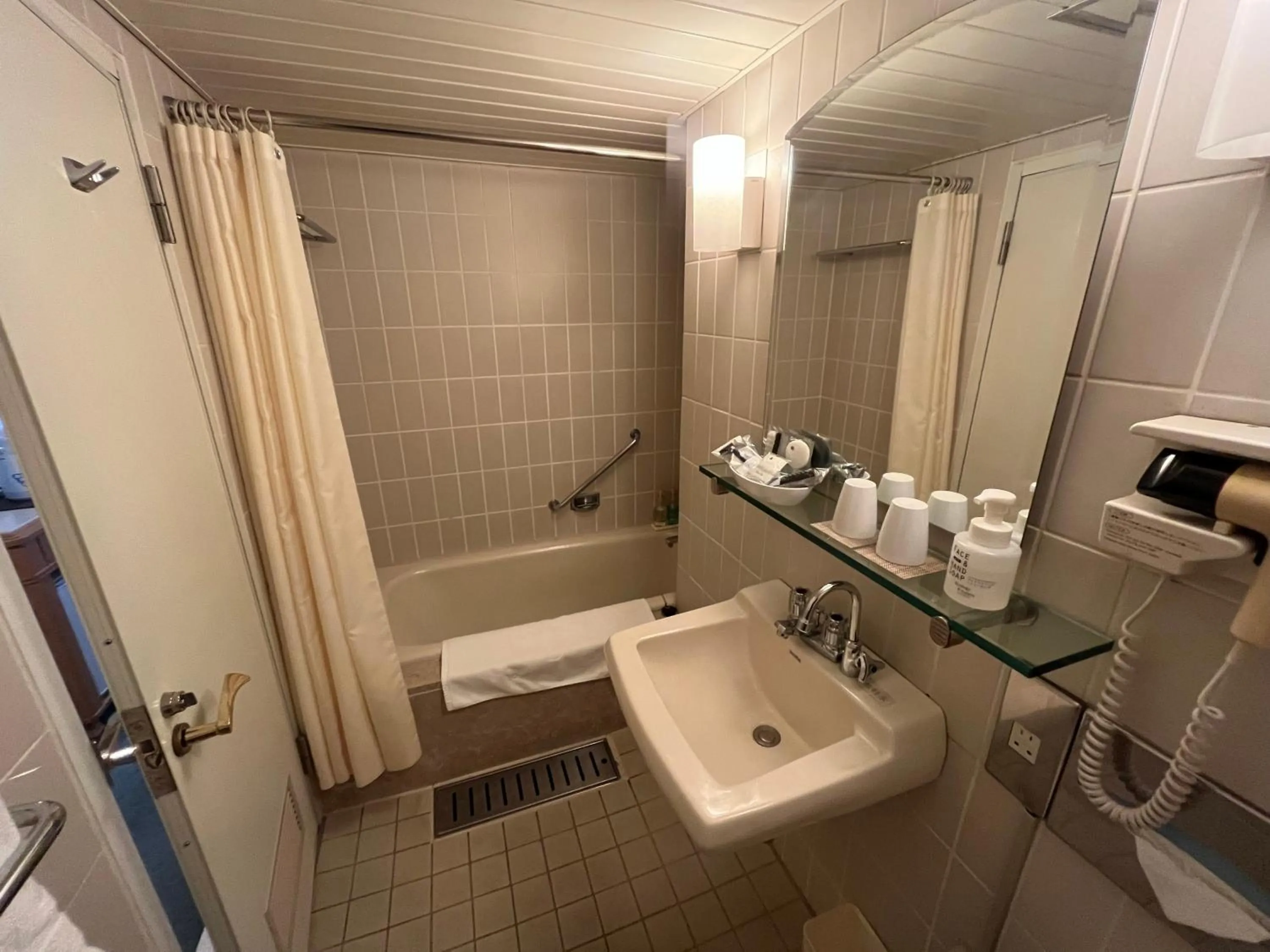 Bathroom in Jasmac Plaza Hotel