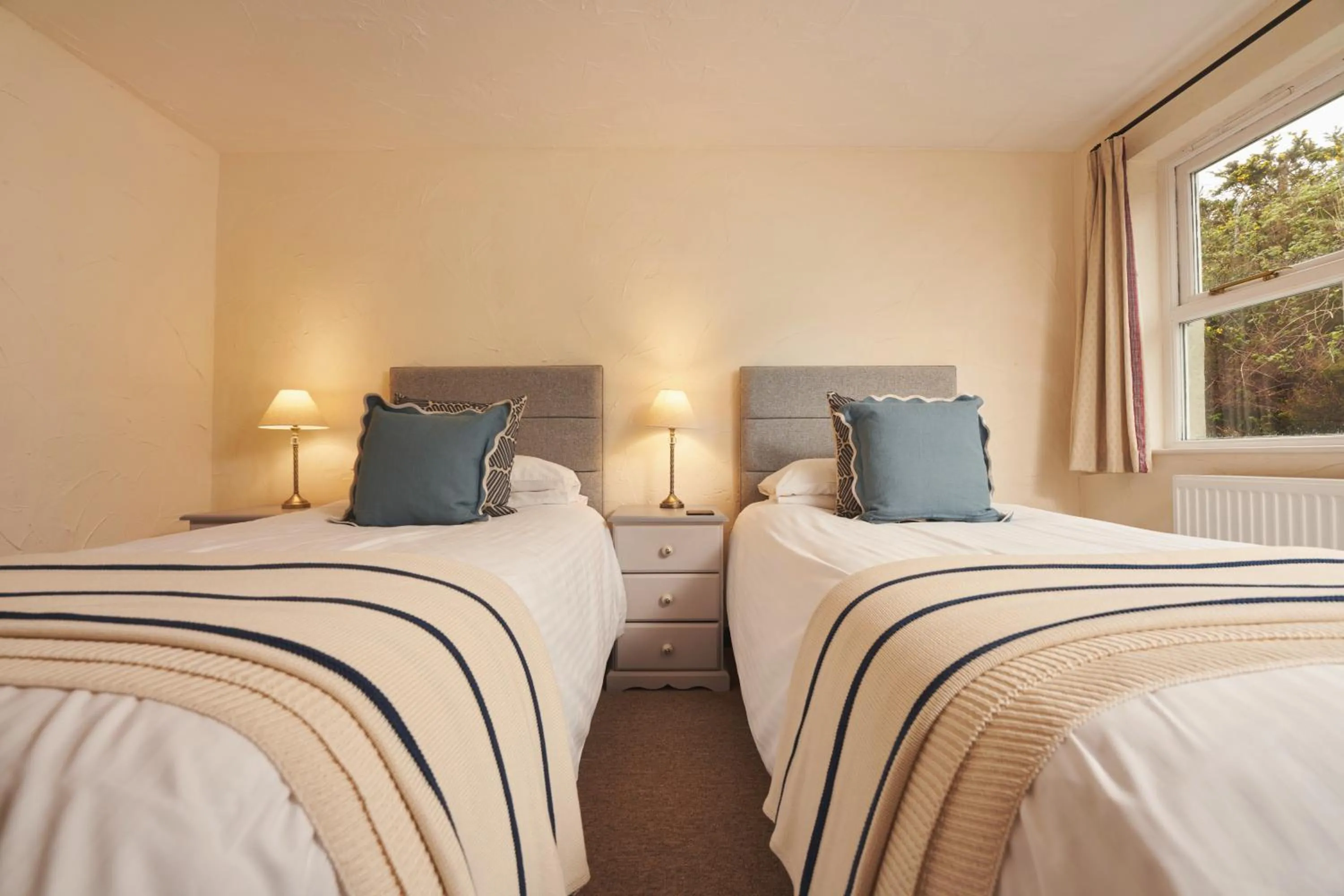 Photo of the whole room, Bed in Blue Ball Inn