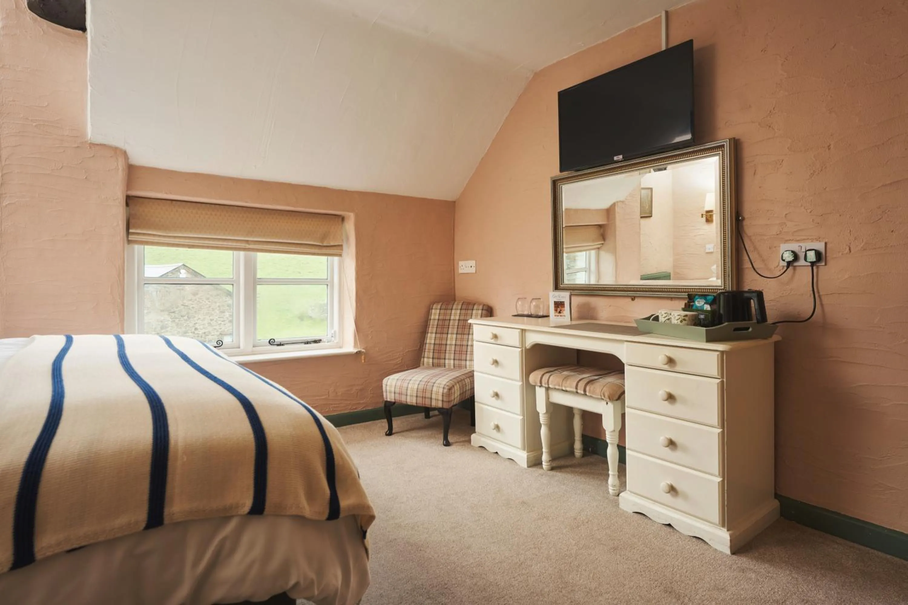 Photo of the whole room, Bed in Blue Ball Inn