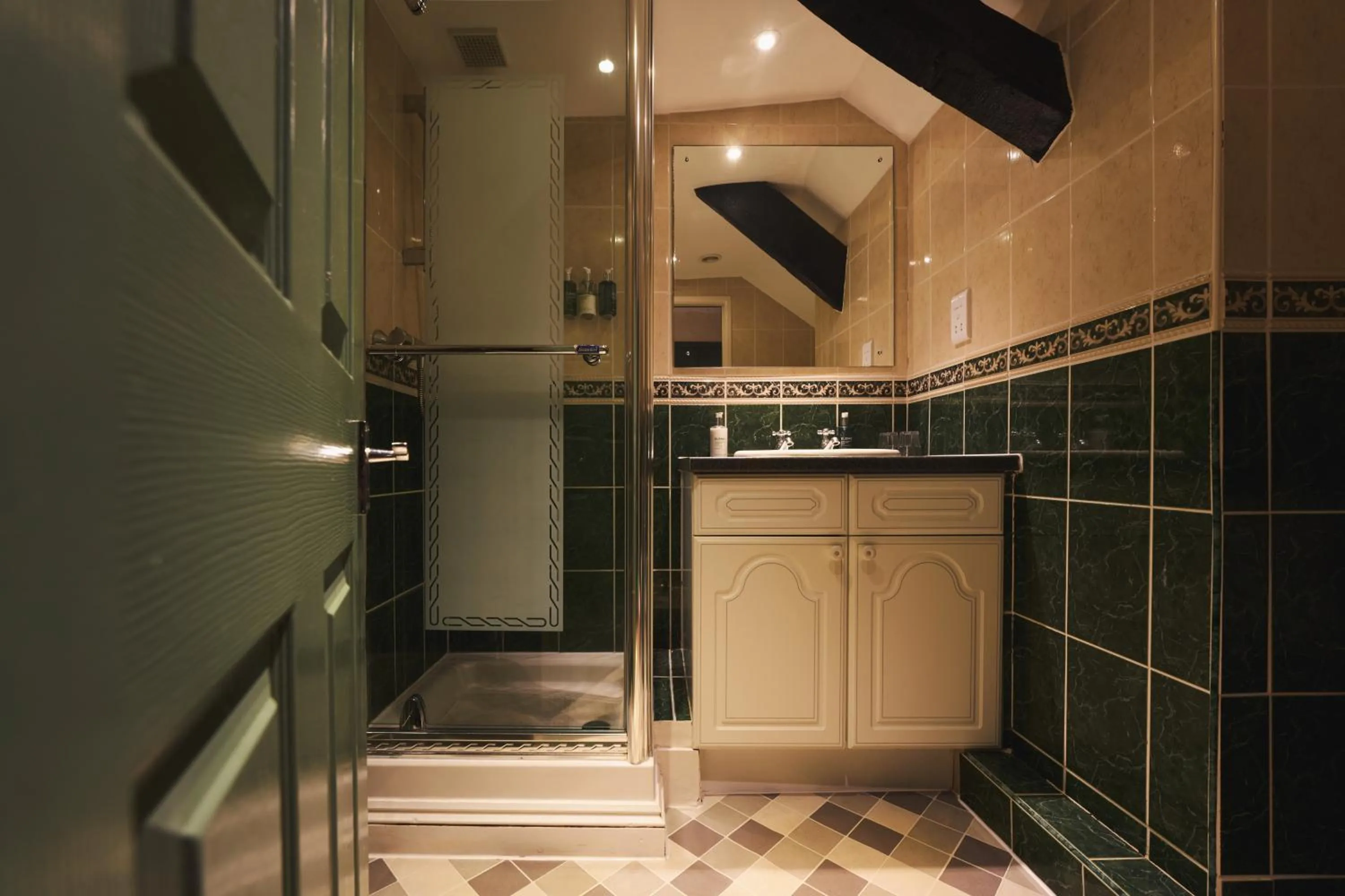 Shower in Blue Ball Inn