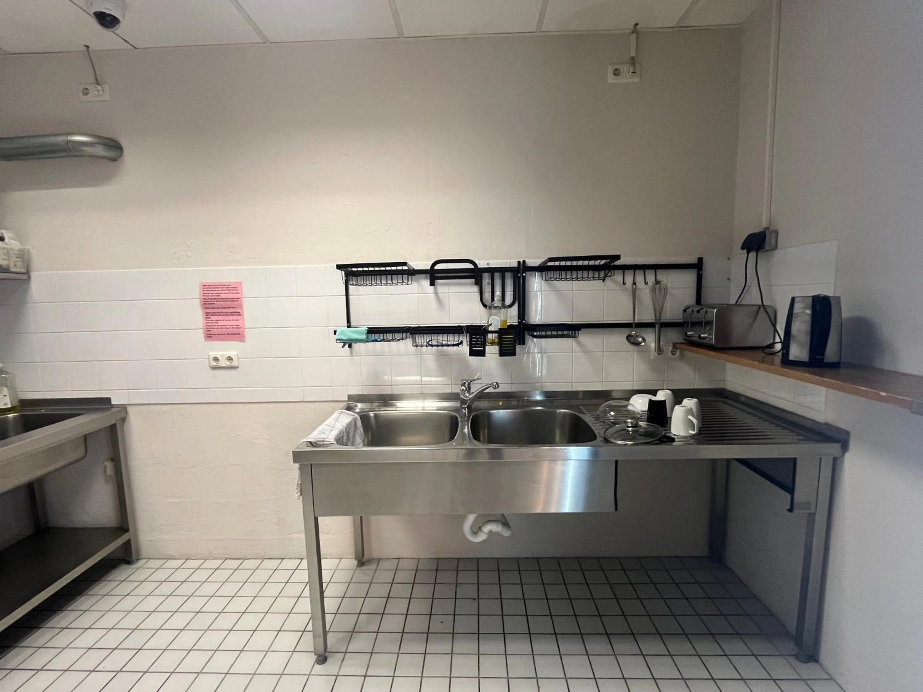 Communal kitchen in Singer109 Hostel, Hotel & Apartment