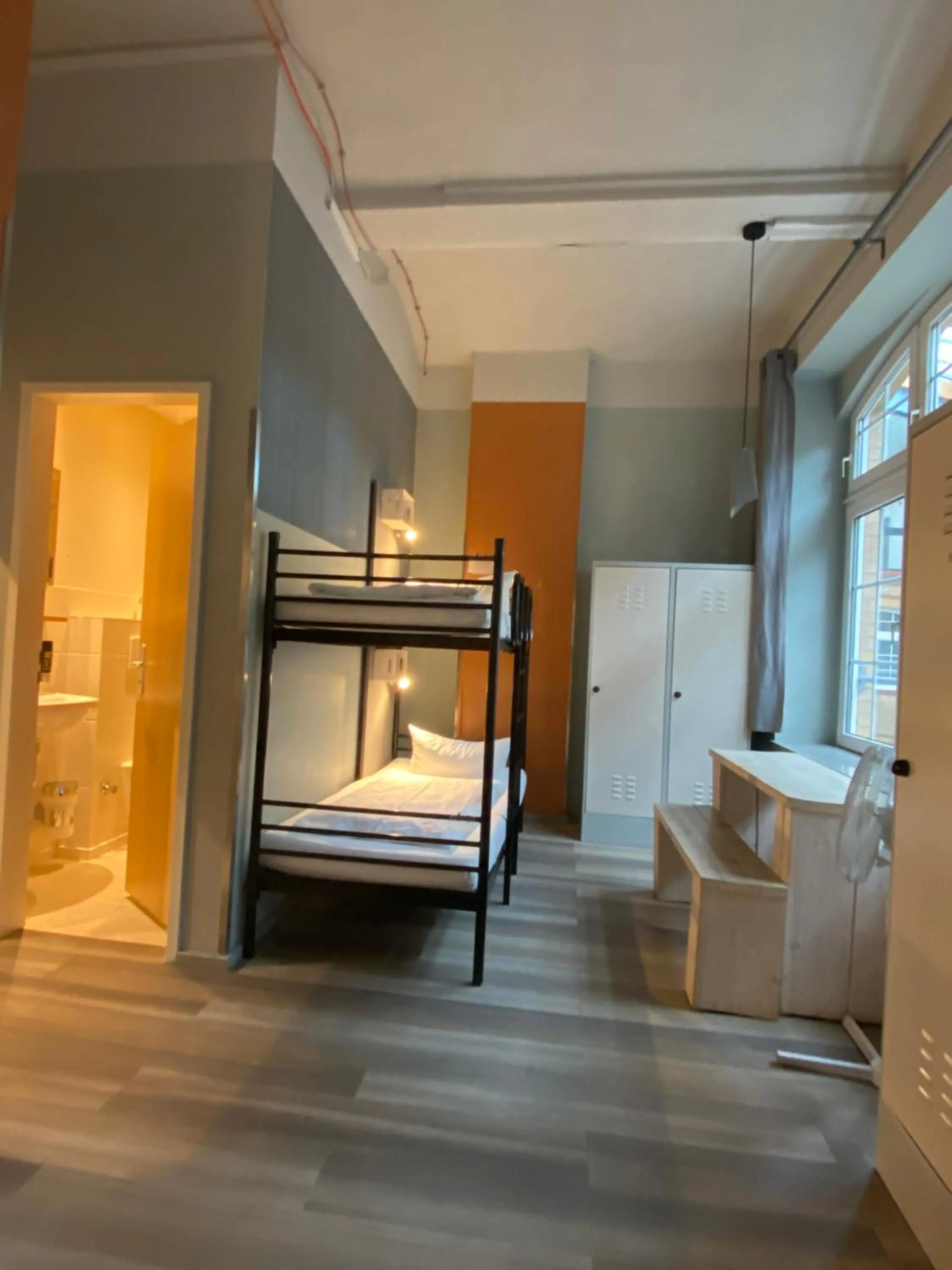 Bathroom, Bed in Singer109 Hostel, Hotel & Apartment