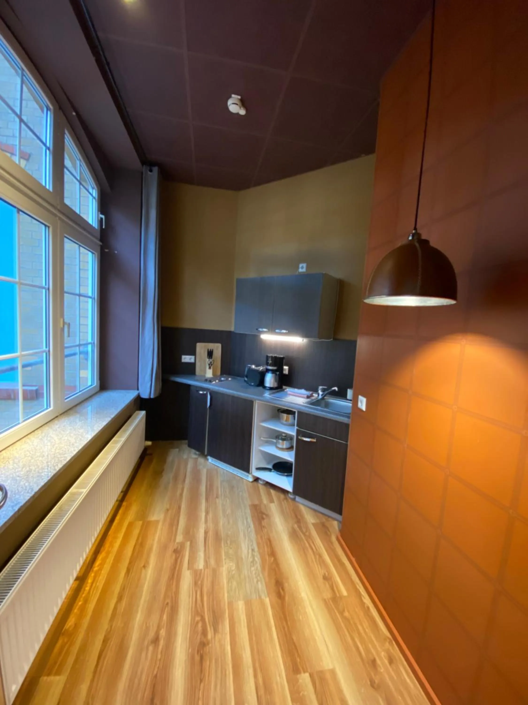 Kitchen or kitchenette, Bed in Singer109 Hostel, Hotel & Apartment