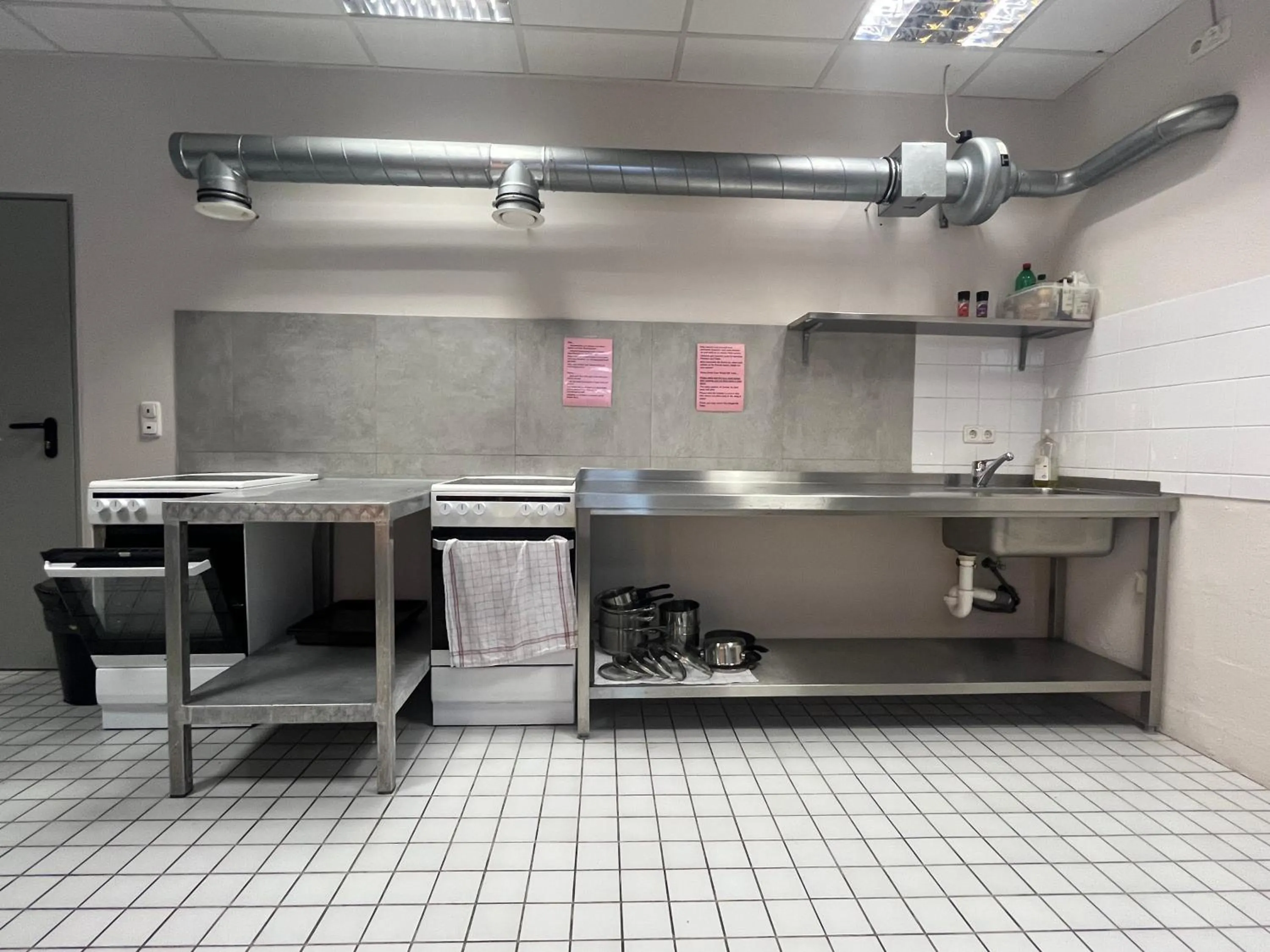 Communal kitchen in Singer109 Hostel, Hotel & Apartment