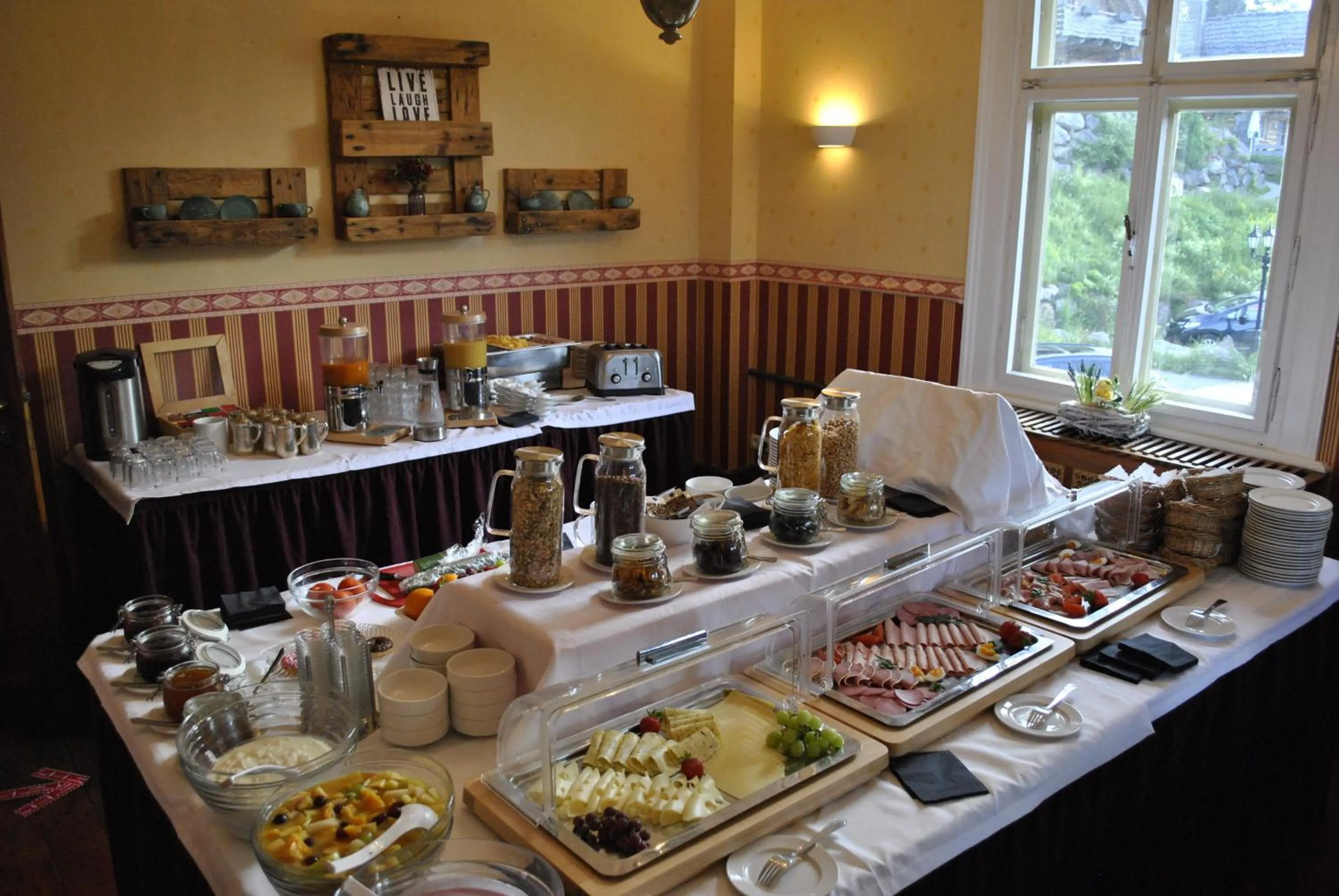 Buffet breakfast in Hotel & Chalets Herrihof