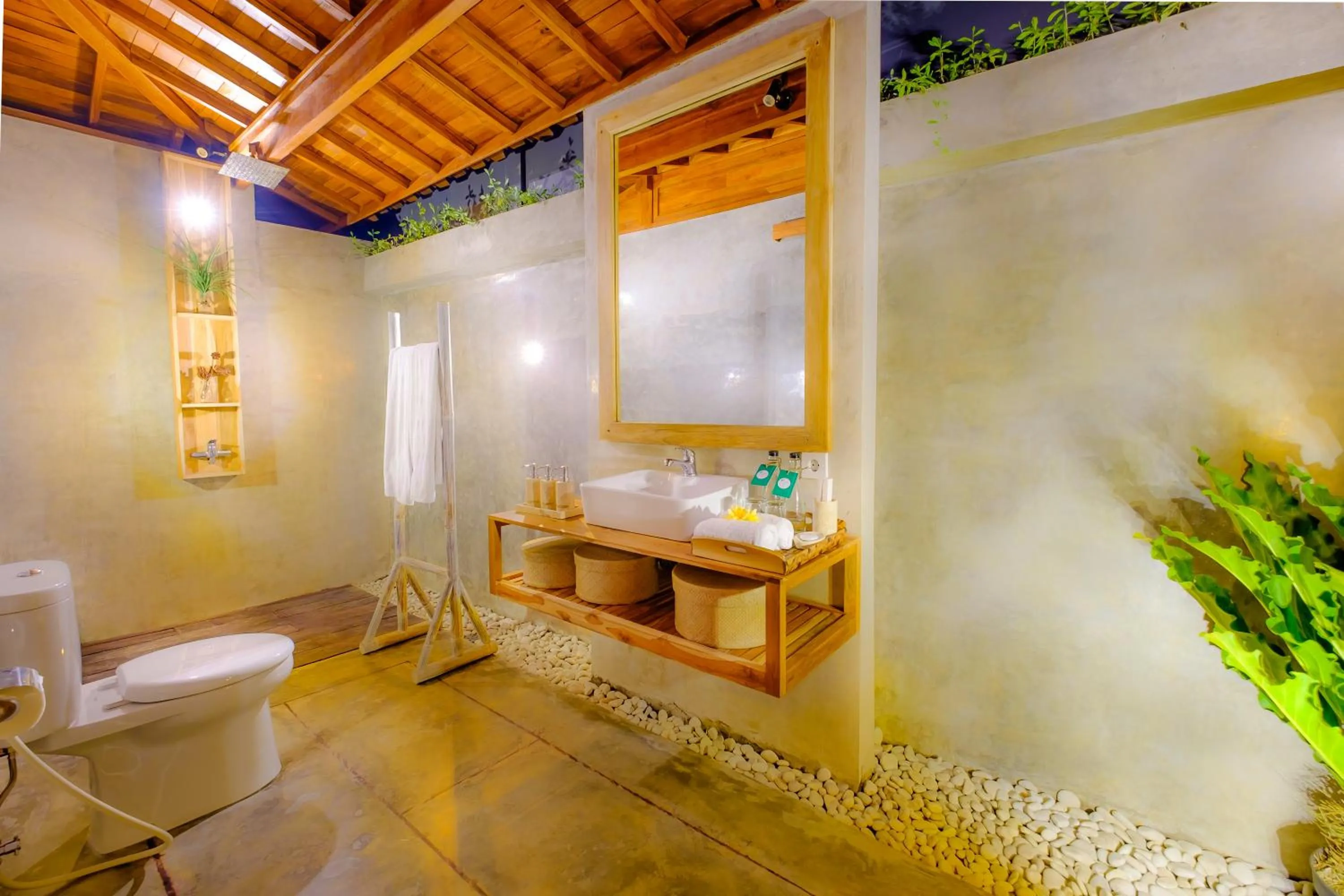 Shower in Canggu Wooden Green Paradise