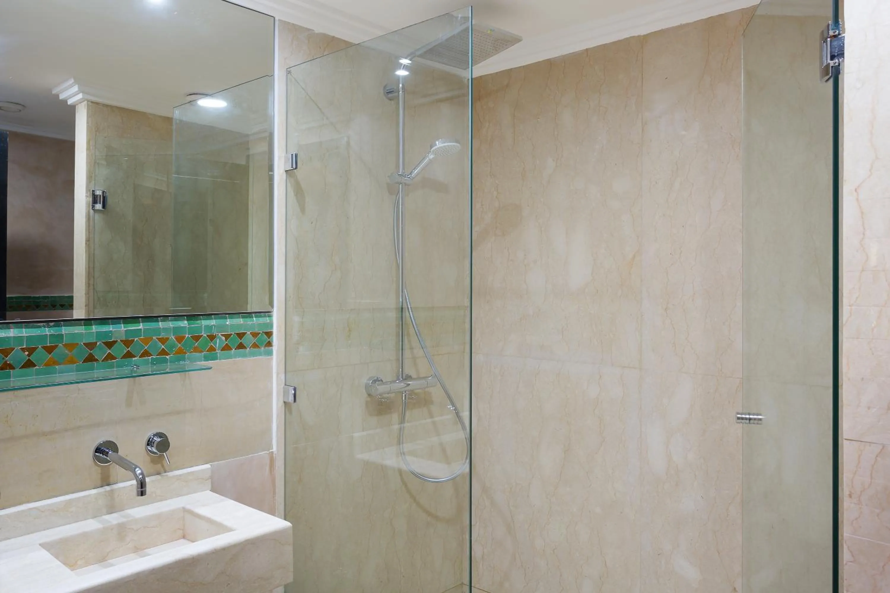 The Sapphire Apartment with Private Swimming Pool & Hot Tub - Hivernage Quarter - By Goldex Marrakech