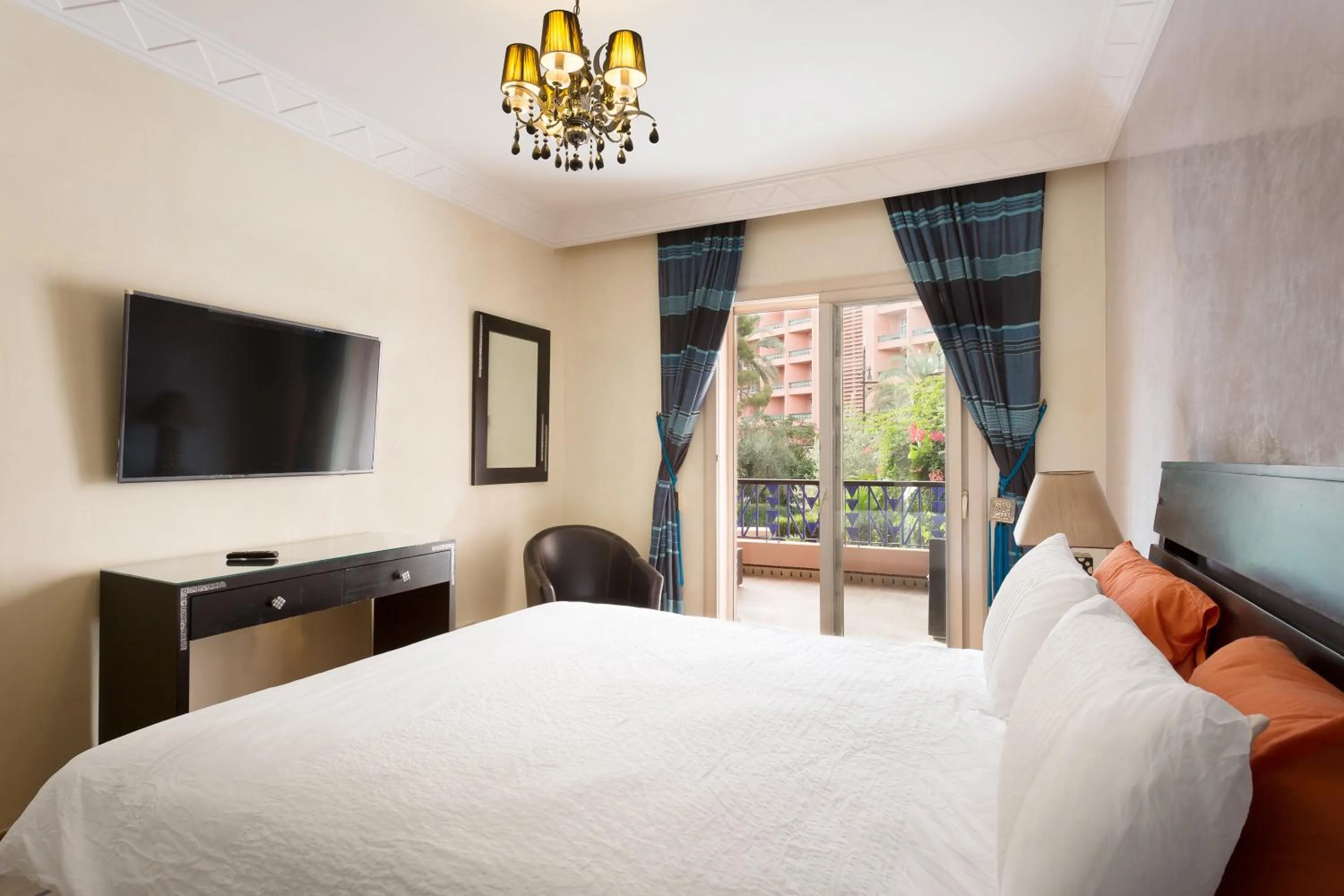Bed in The Sapphire Apartment with Private Swimming Pool & Hot Tub - Hivernage Quarter - By Goldex Marrakech
