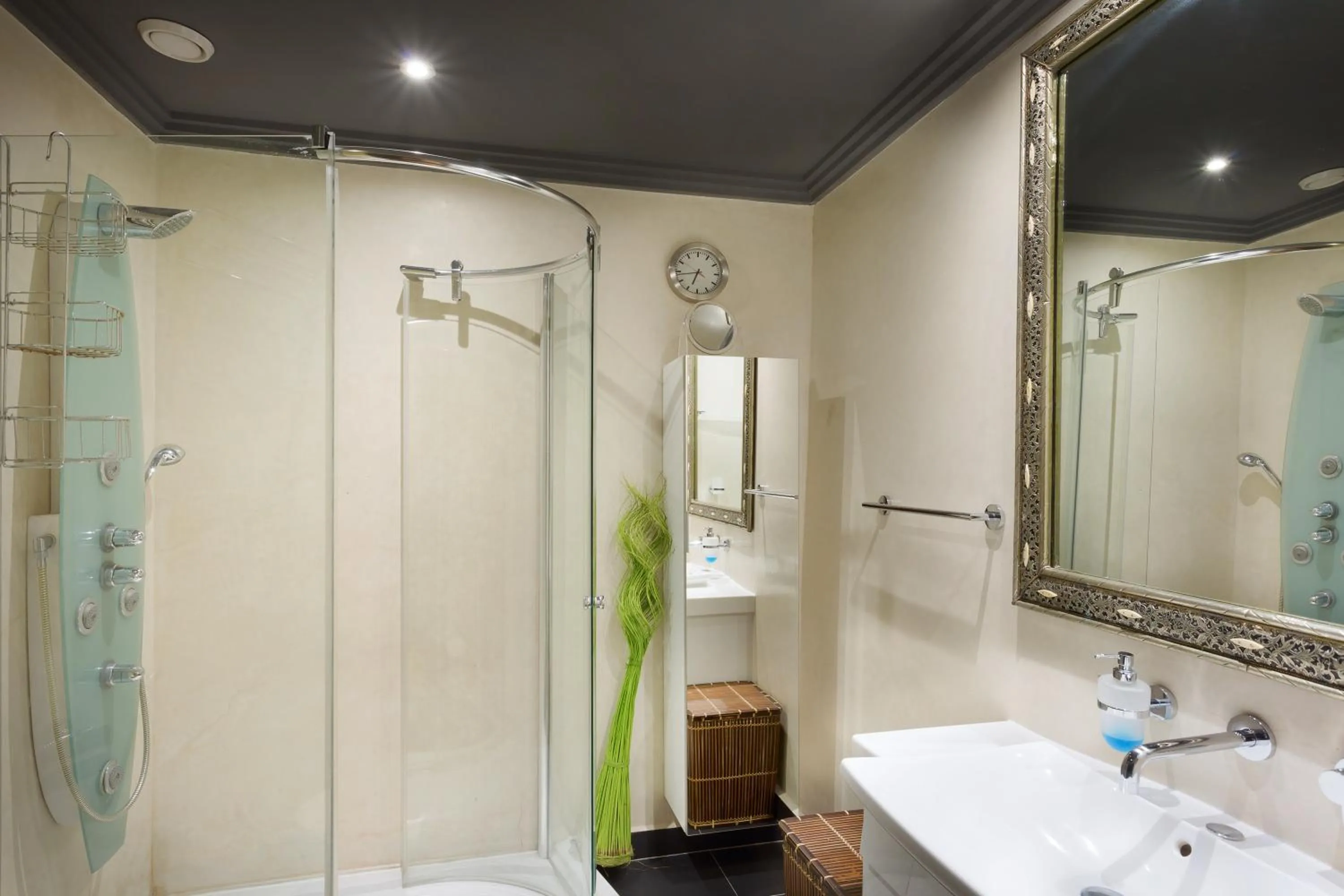 The Sapphire Apartment with Private Swimming Pool & Hot Tub - Hivernage Quarter - By Goldex Marrakech