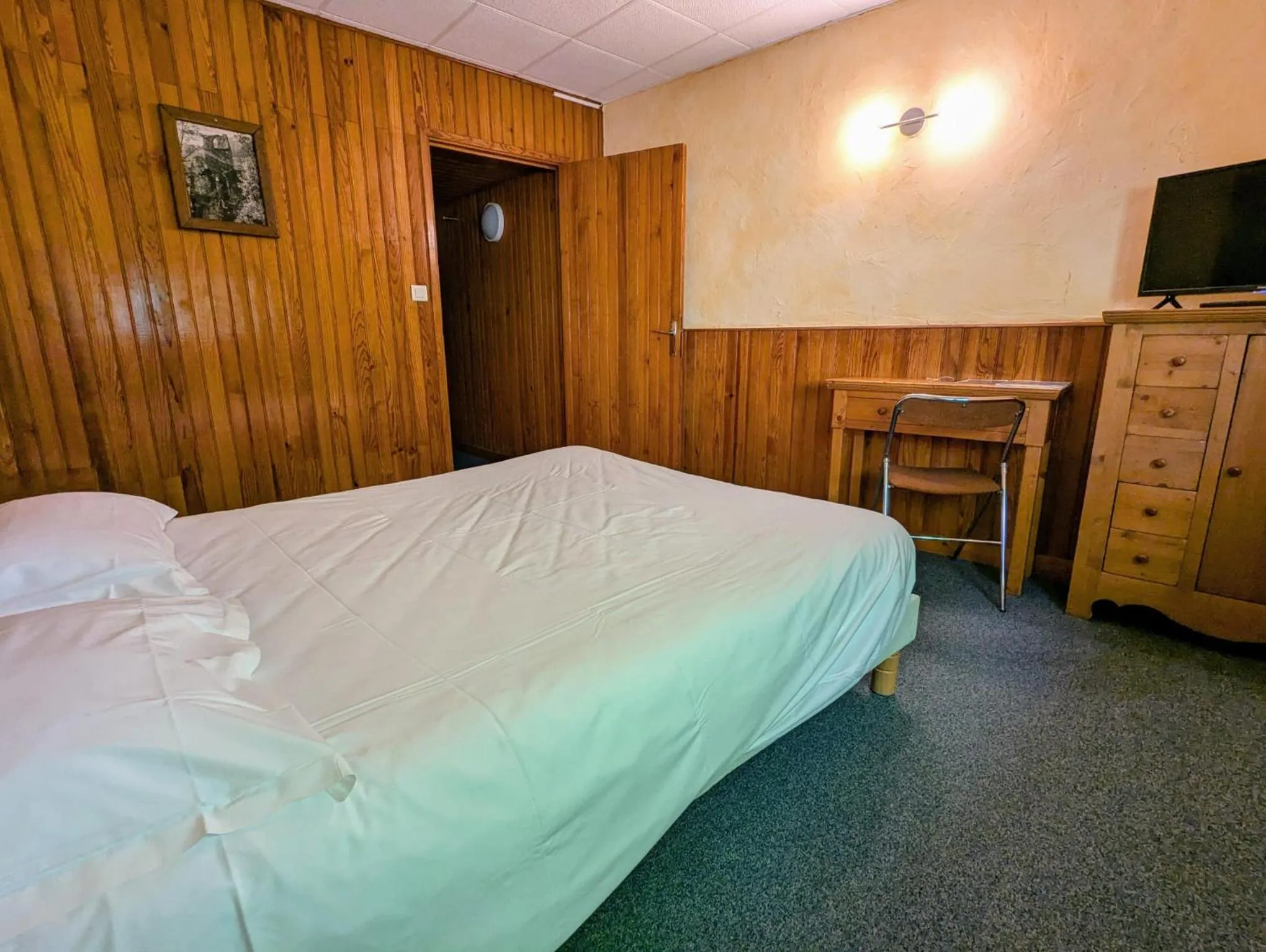 Bedroom, Bed in Gergovia