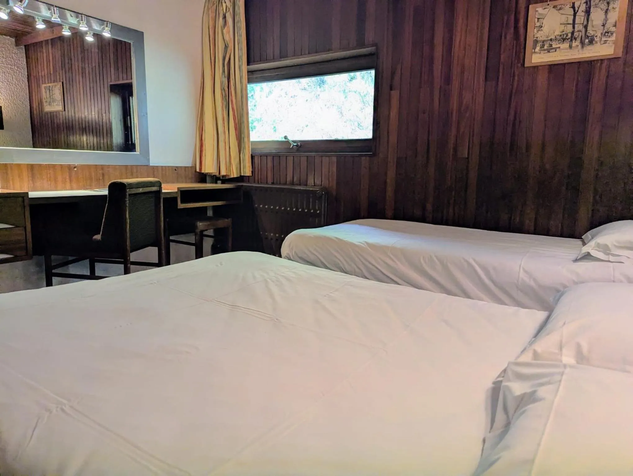 Bedroom, Bed in Gergovia