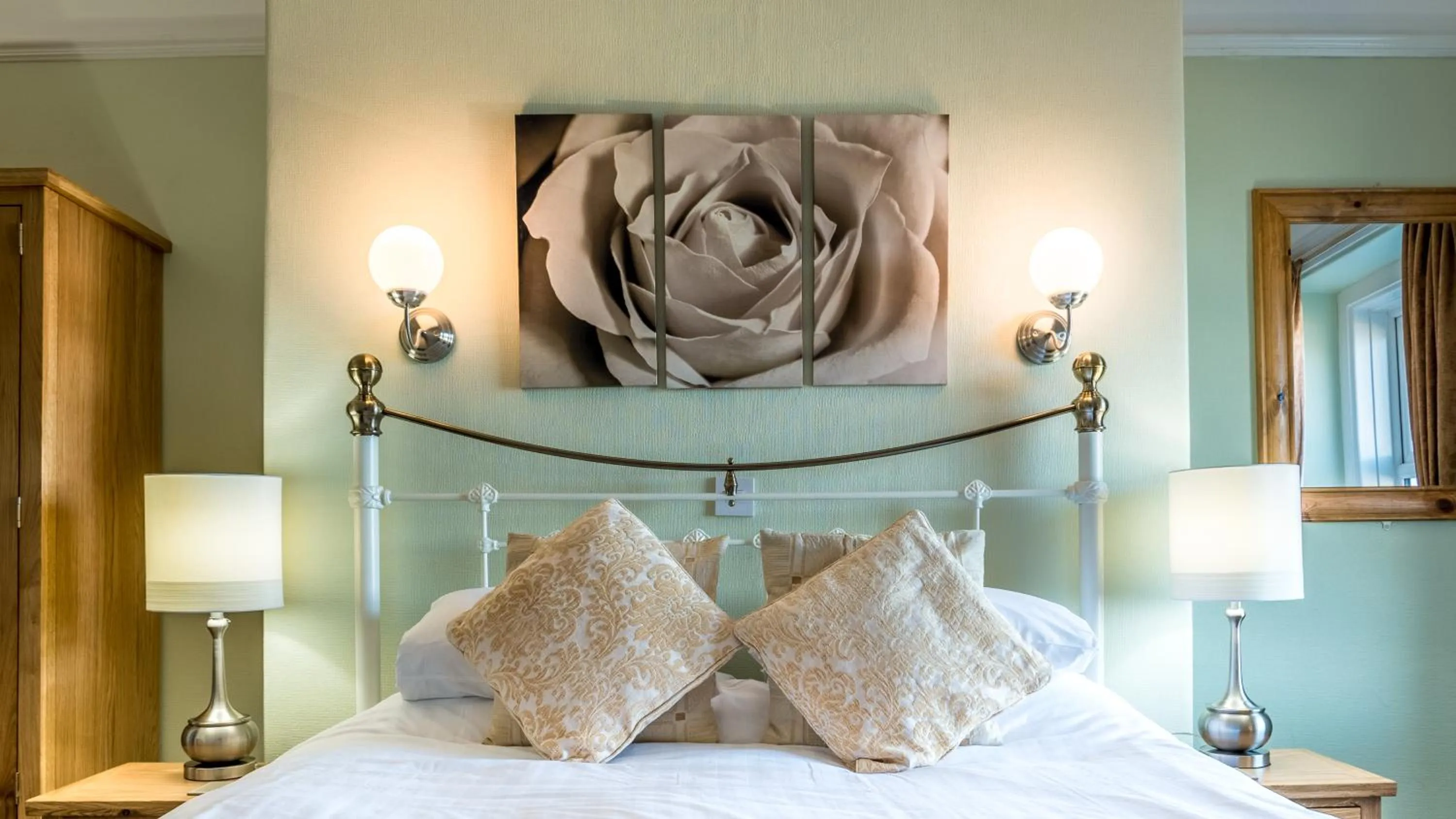 Bed in The Grafton Guest House