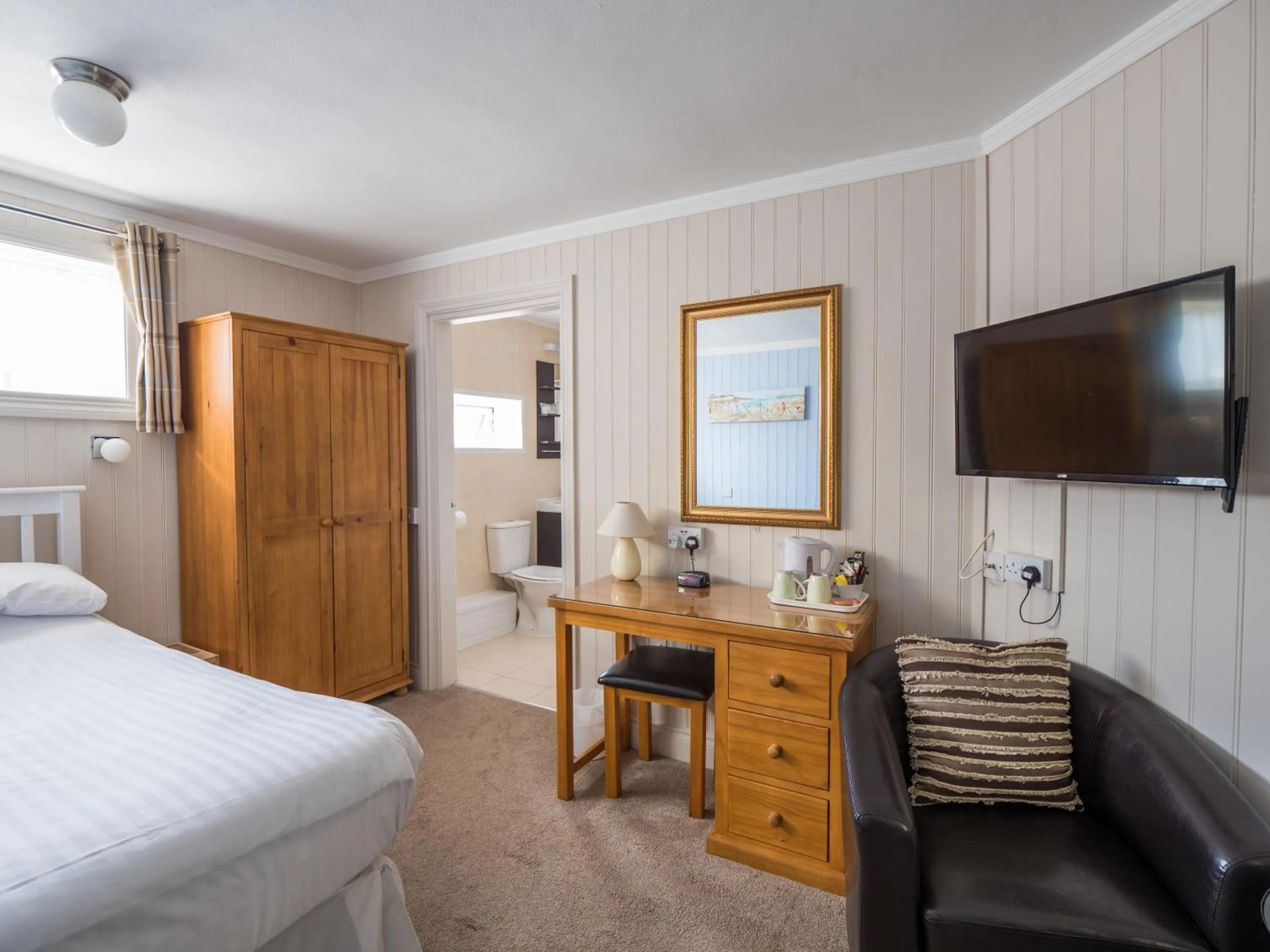 Bedroom, Bed in The Grafton Guest House