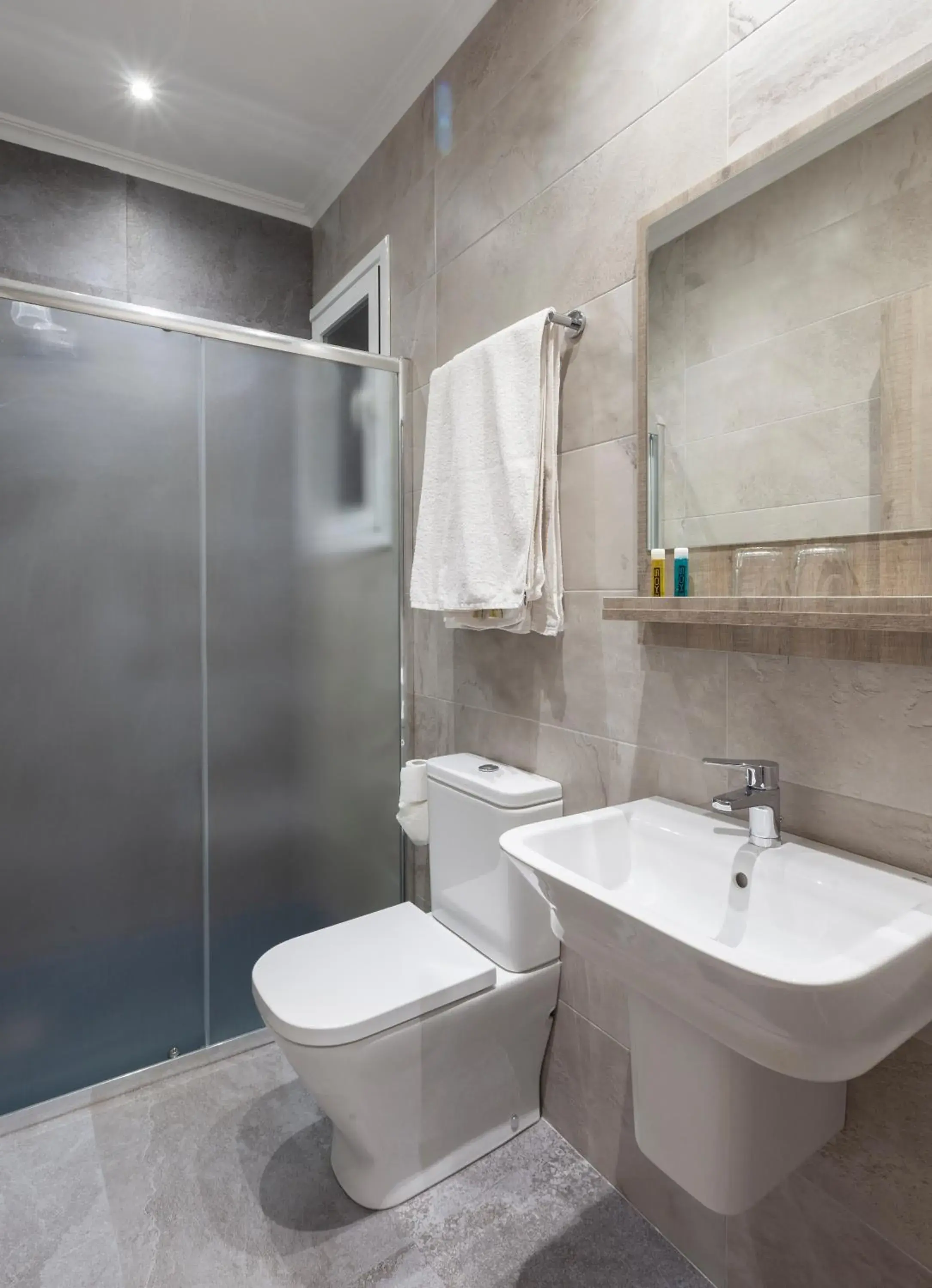 Shower, Bathroom in Hostal Maria Luisa