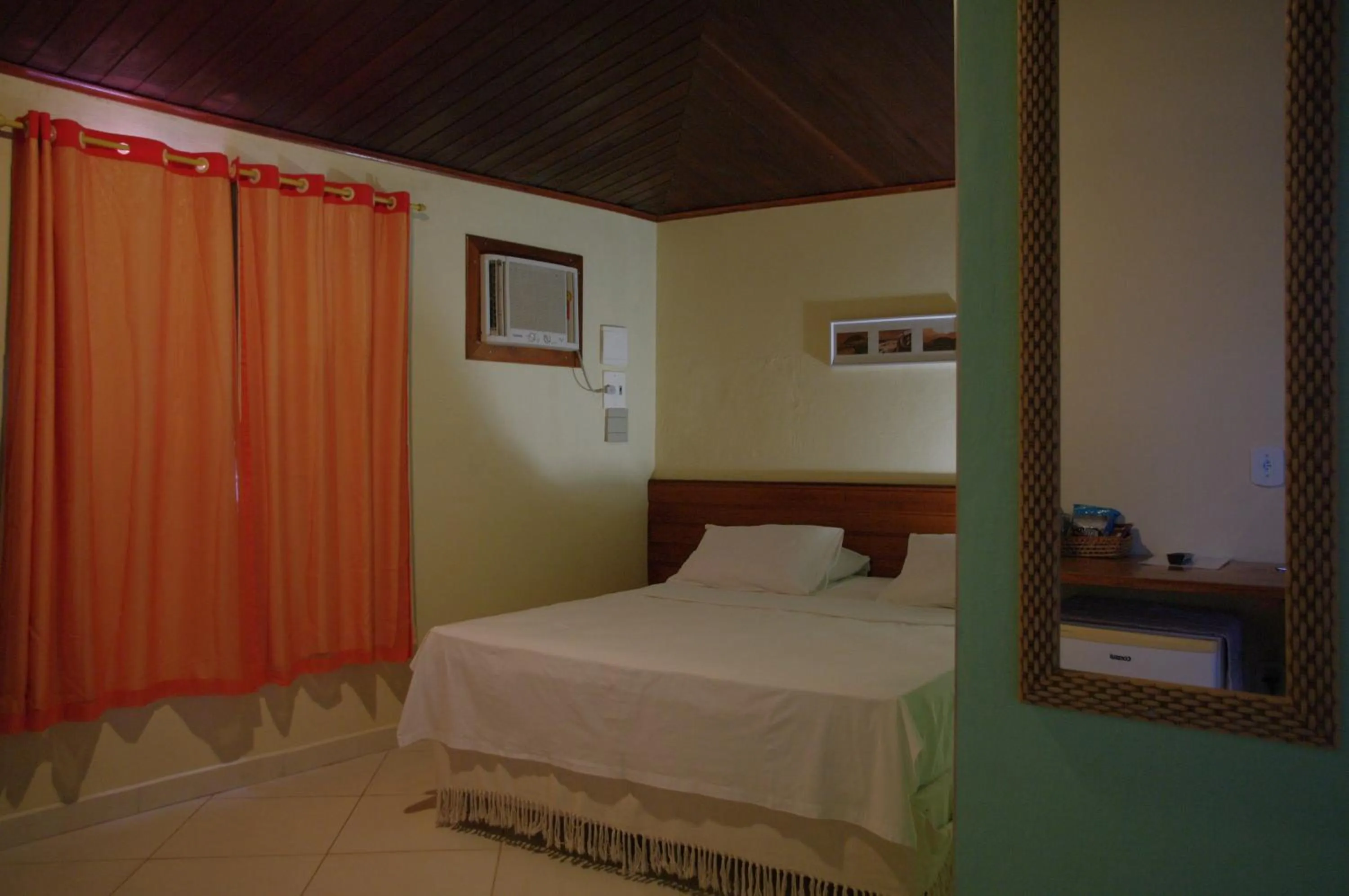 Photo of the whole room, Bed in Pousada California