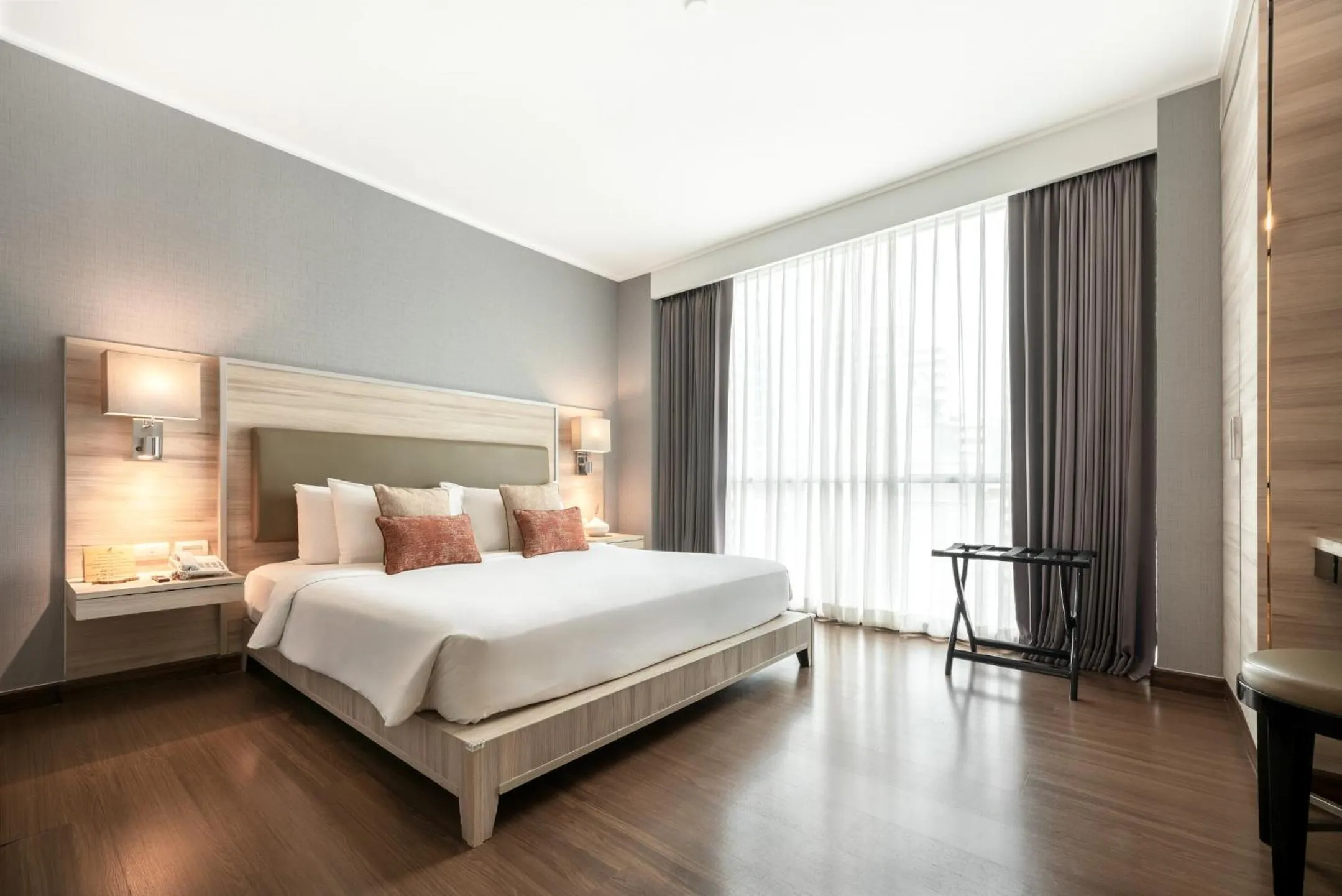 Bed in Adelphi Suites Bangkok