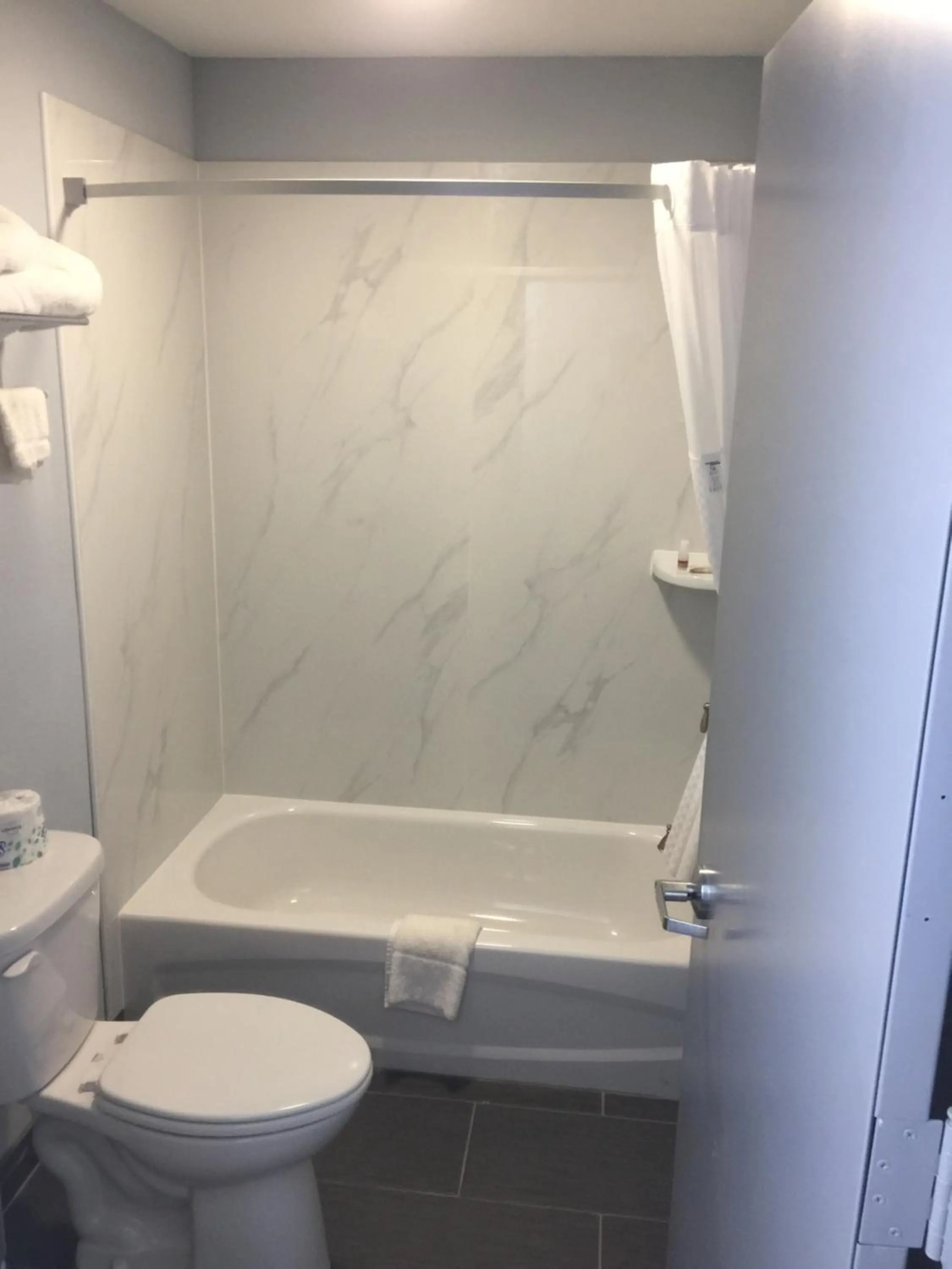 Bathroom in Hillside Motel Glen Mills