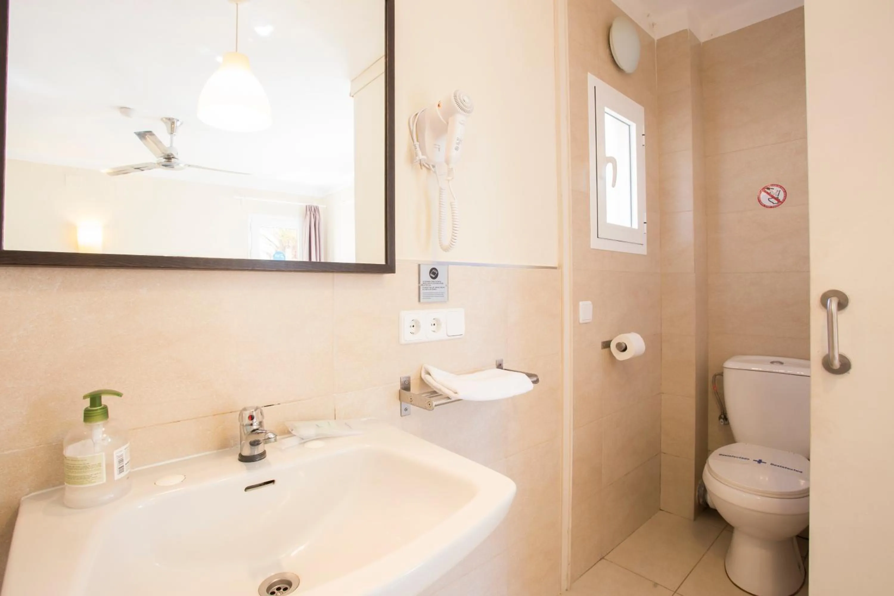 Bathroom in Hostal Bonany