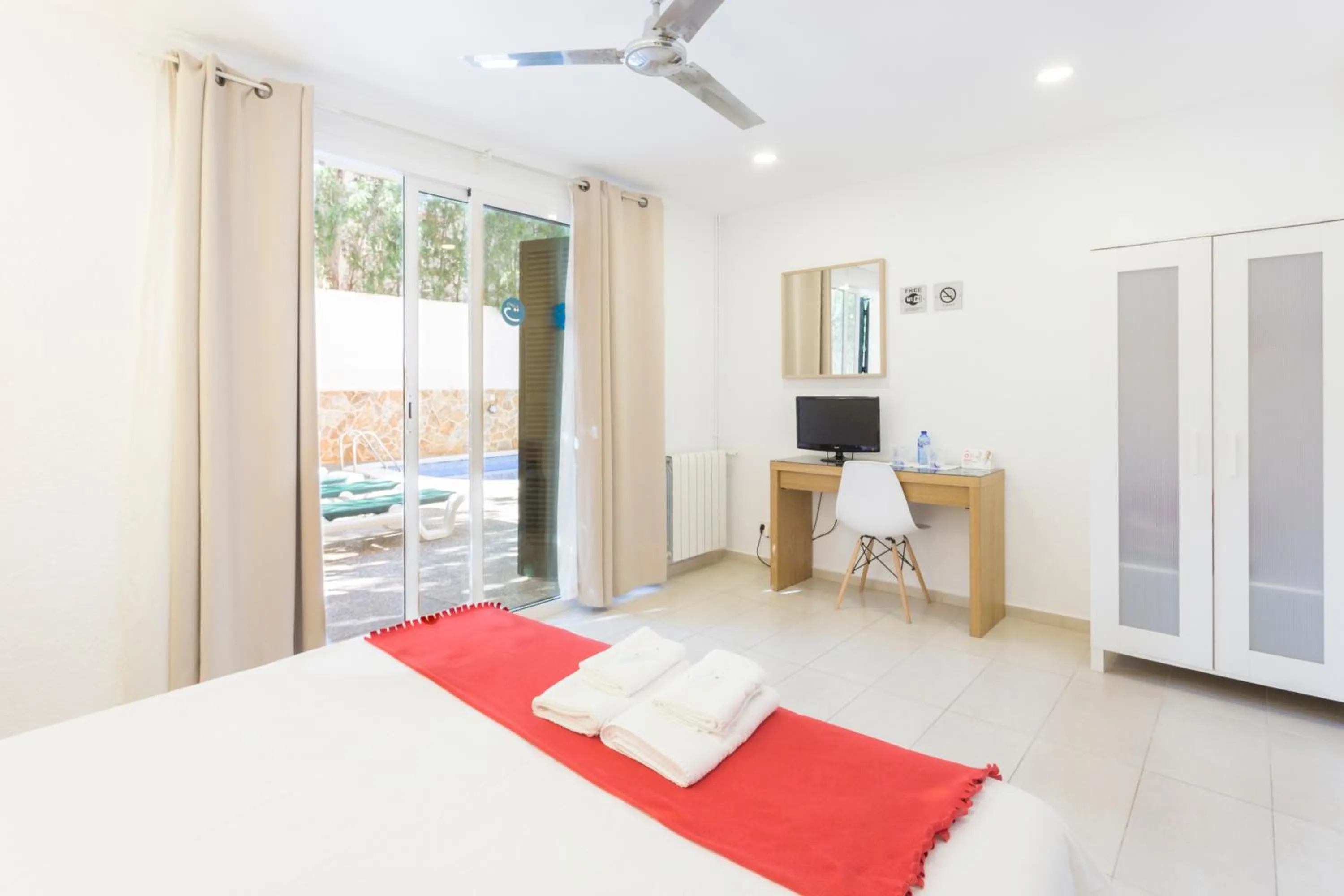 TV and multimedia, Bed in Hostal Bonany