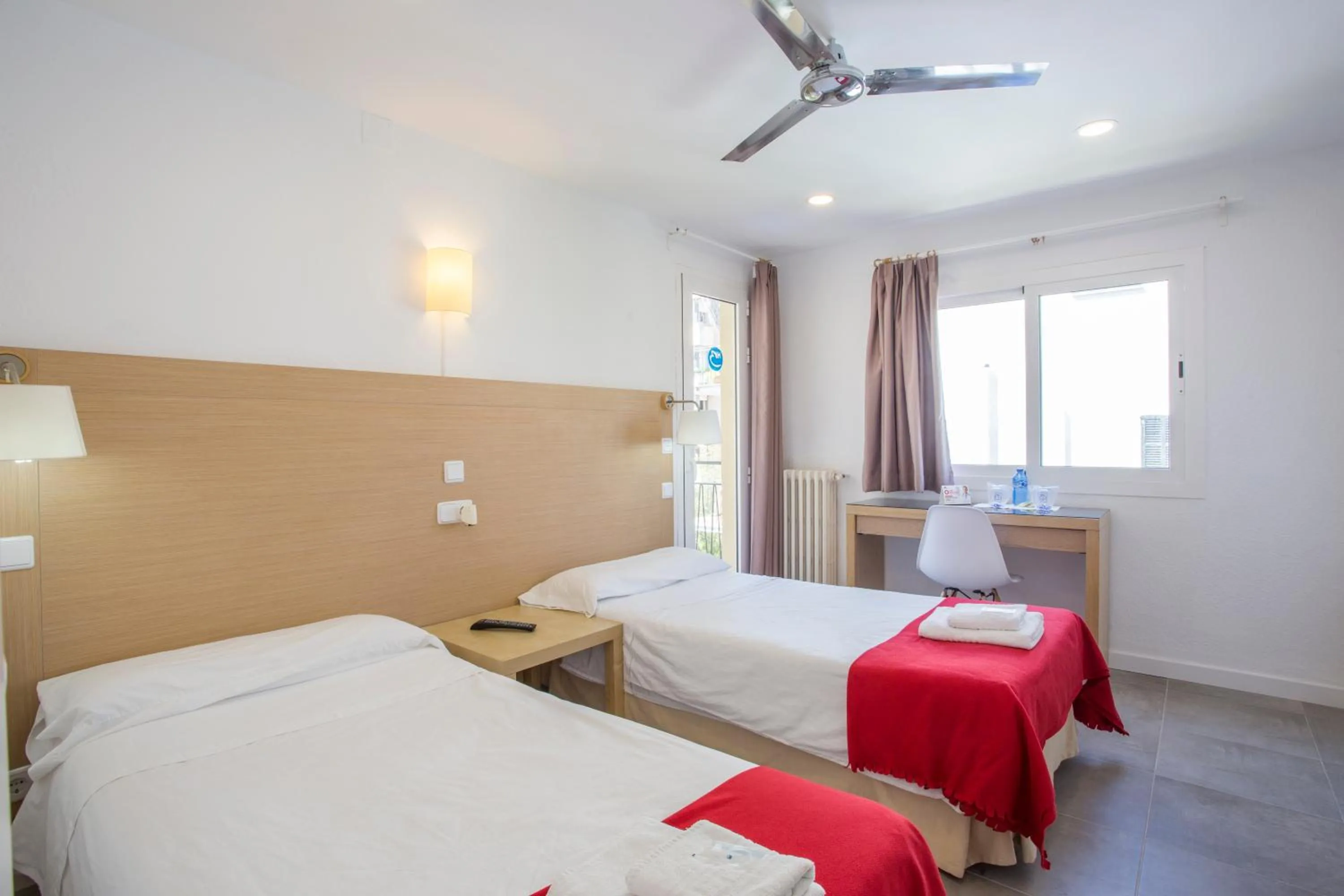 Seating area, Bed in Hostal Bonany