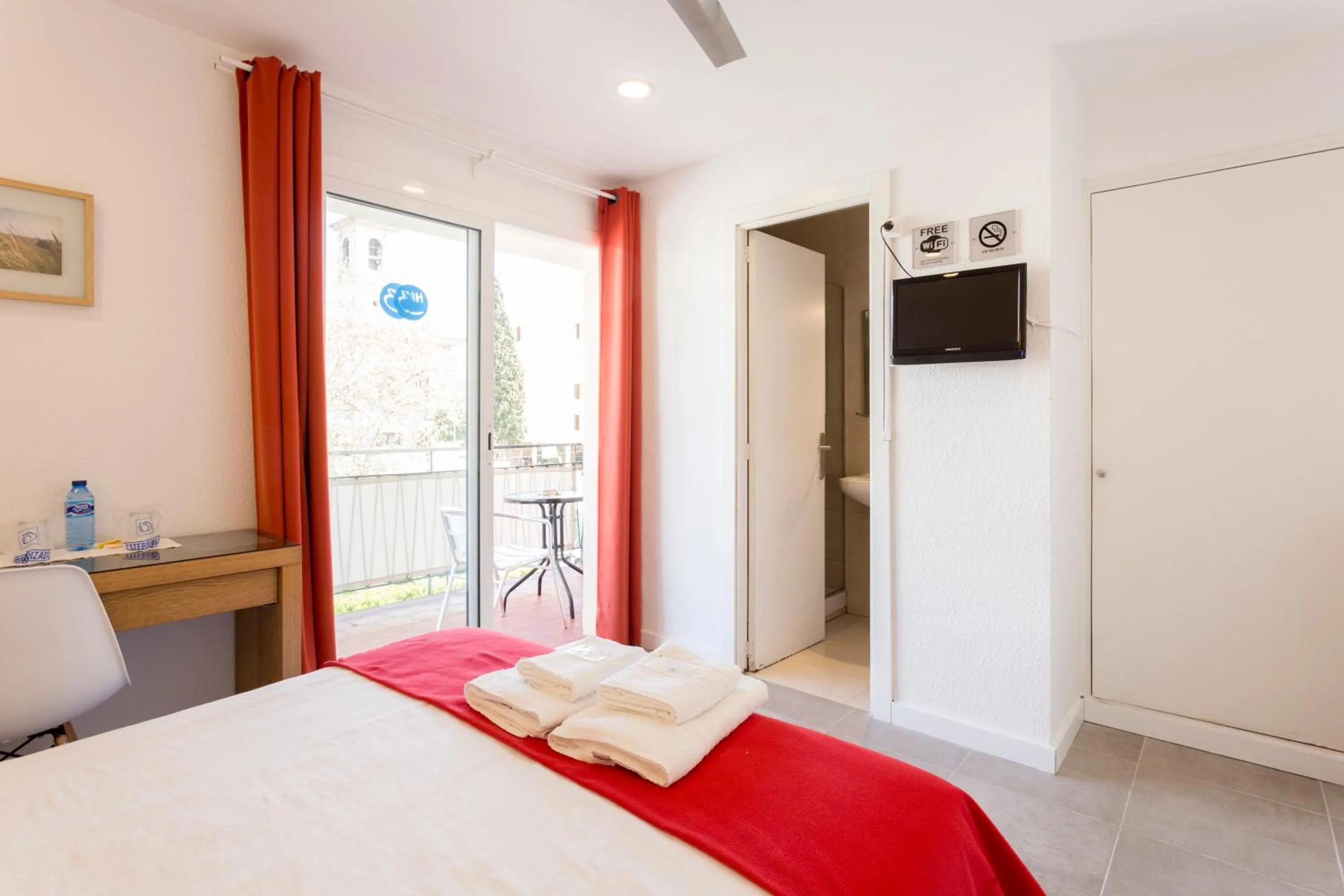 Bathroom, Bed in Hostal Bonany