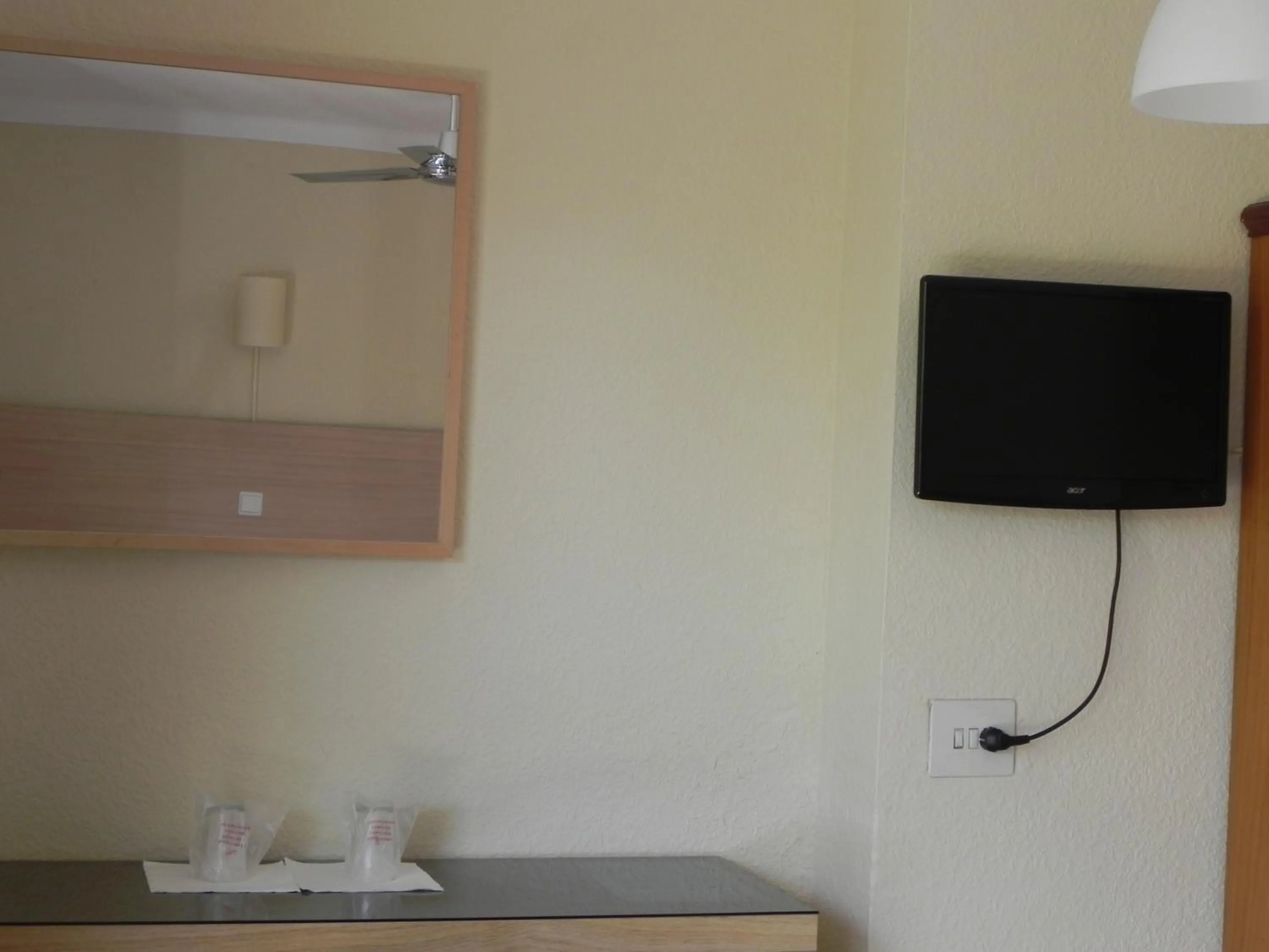 TV and multimedia in Hostal Bonany