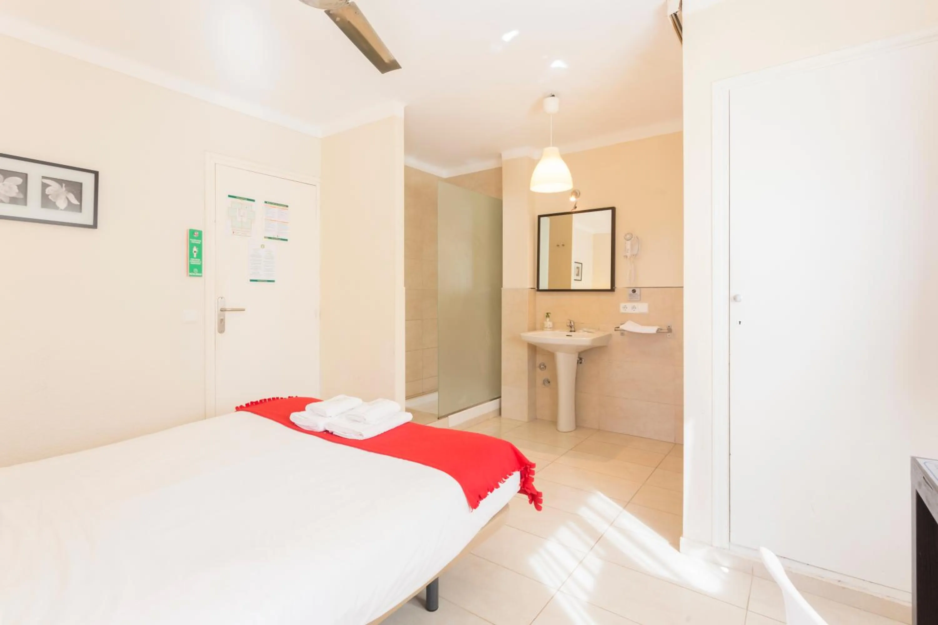 Bathroom, Bed in Hostal Bonany