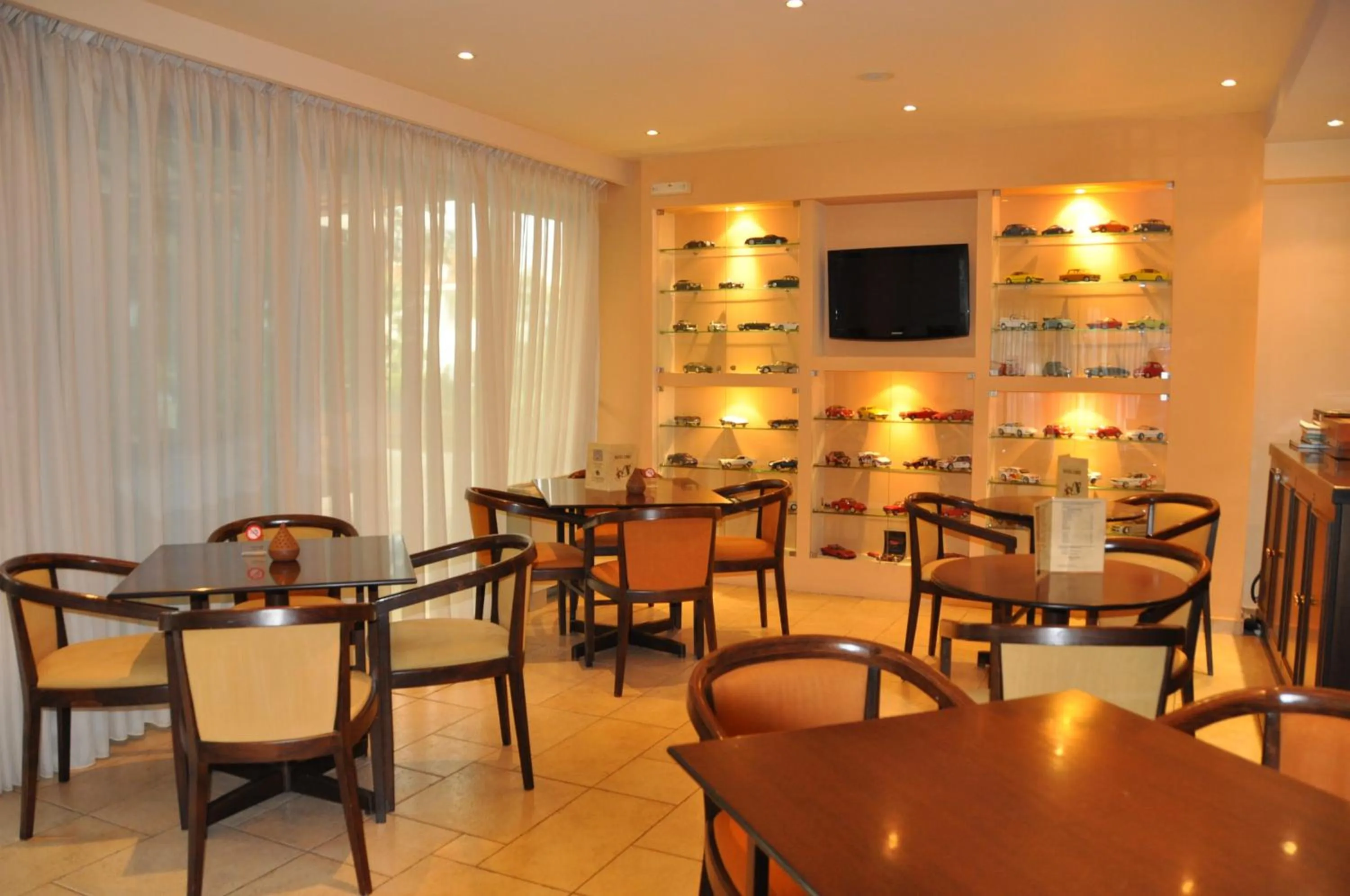 Restaurant/places to eat in Hotel Chris