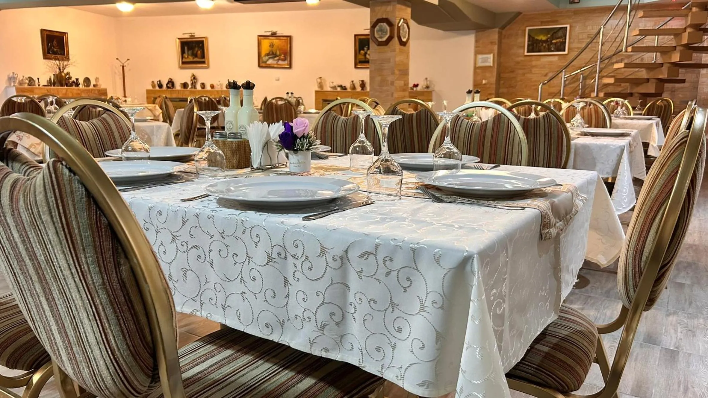 Restaurant/places to eat in Hotel Suprem