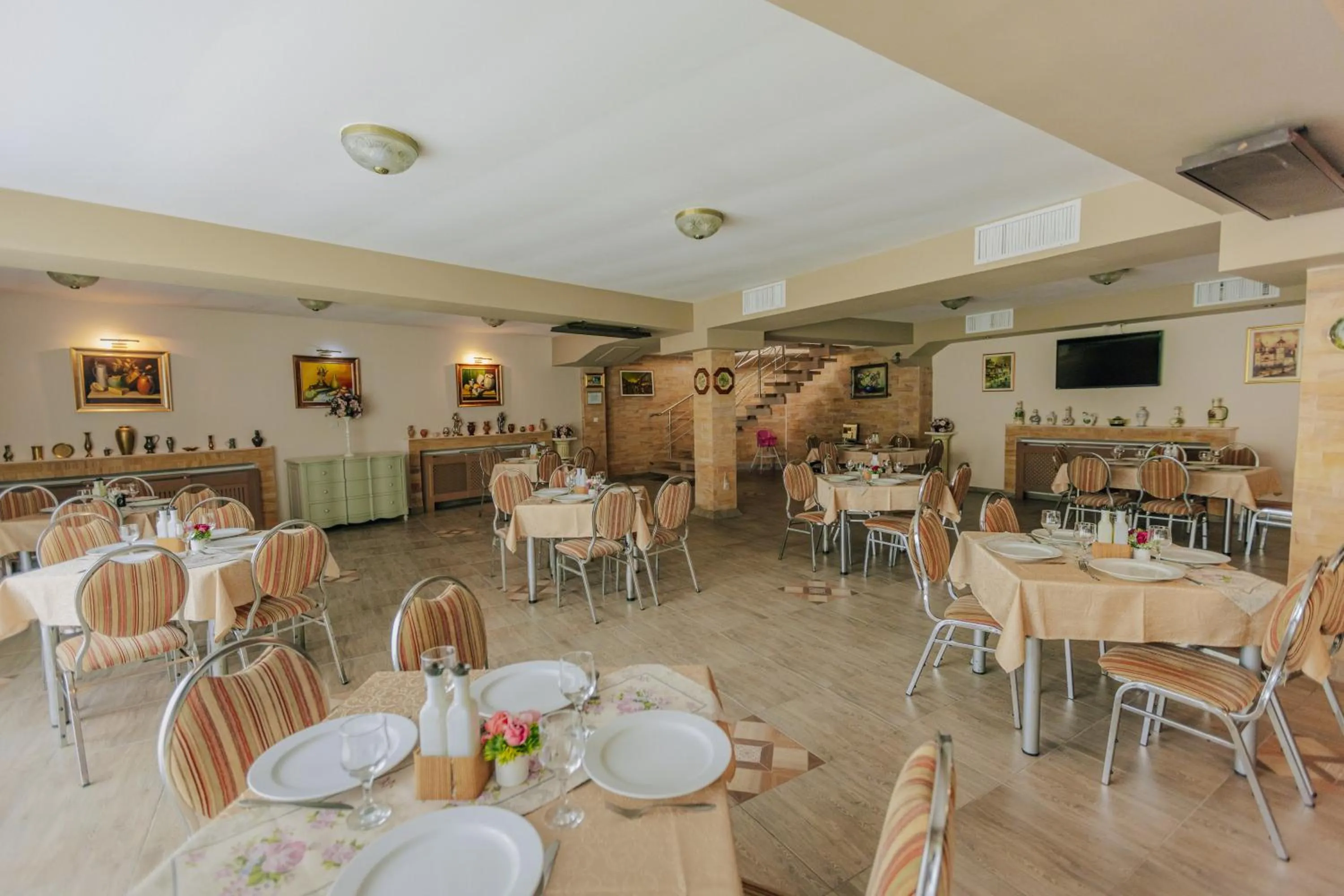 Restaurant/places to eat in Hotel Suprem