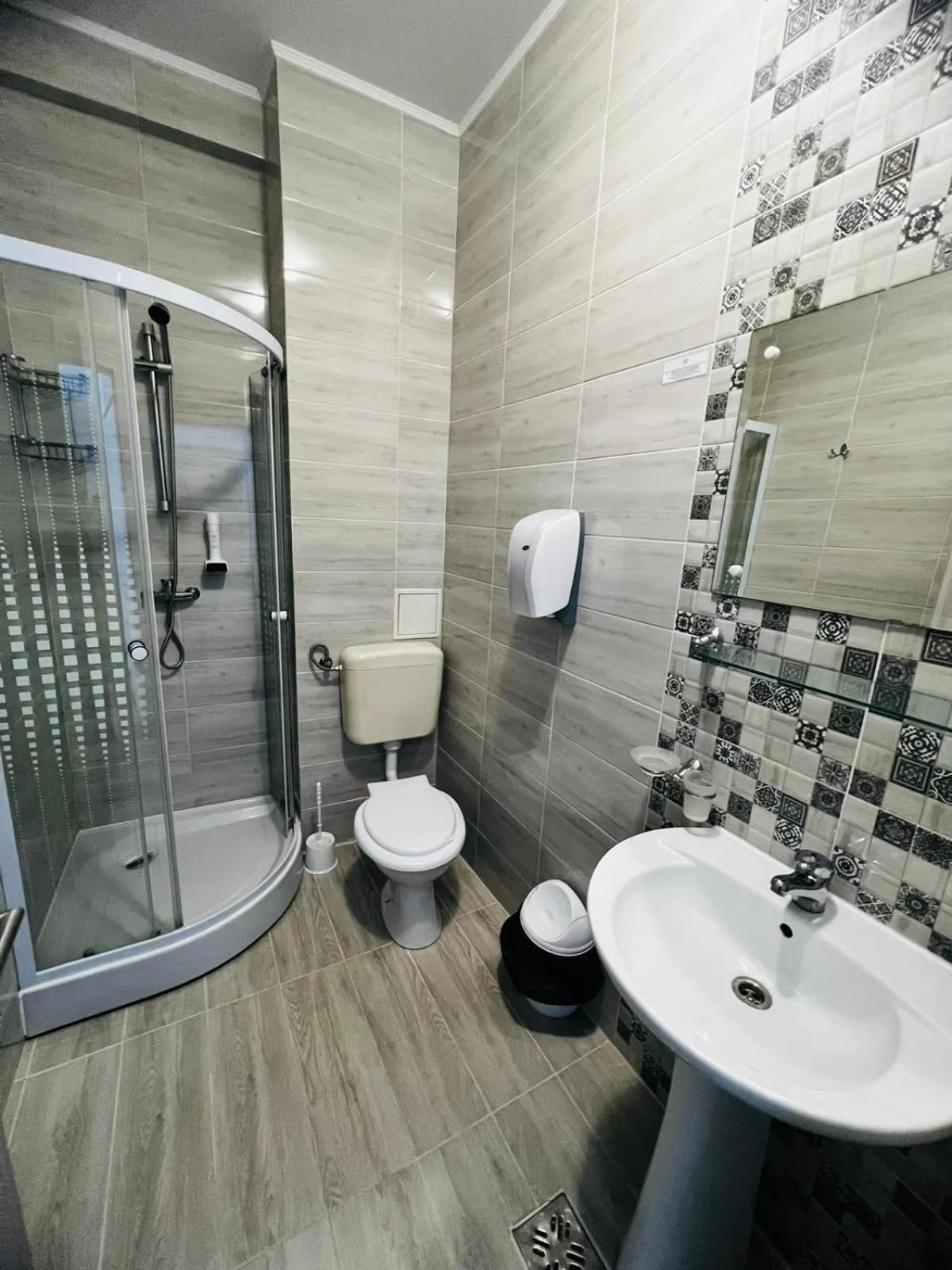 Shower in Hotel Suprem