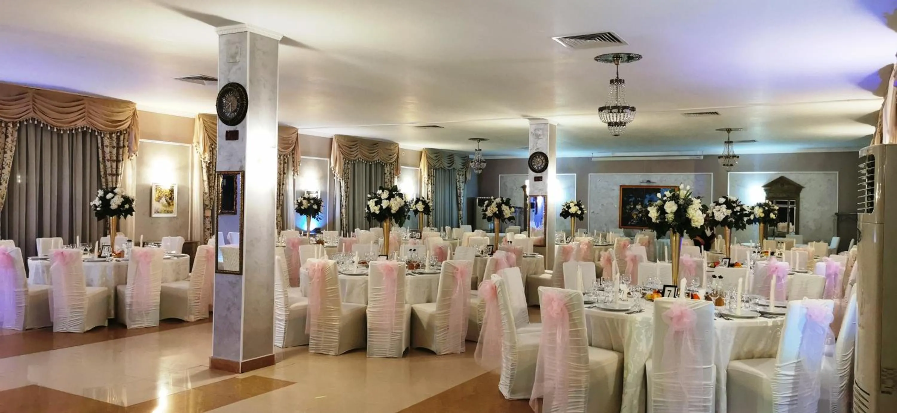 Restaurant/places to eat in Hotel Suprem